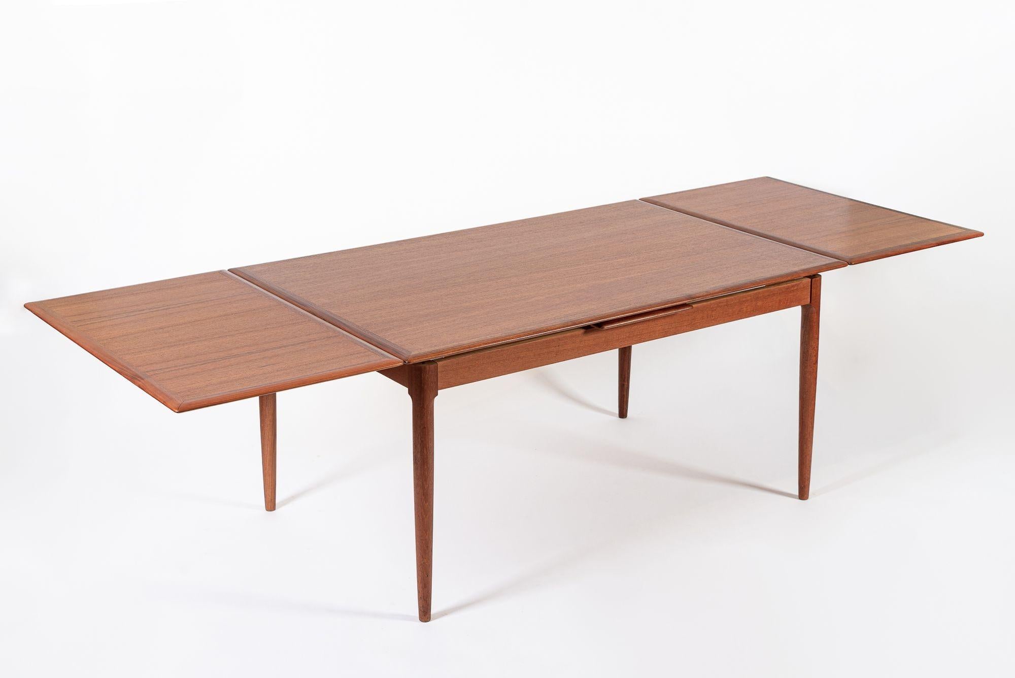 Mid Century Danish Teak Extension Dining Table by Kai Kristiansen (attr.) mediados del siglo XX en venta