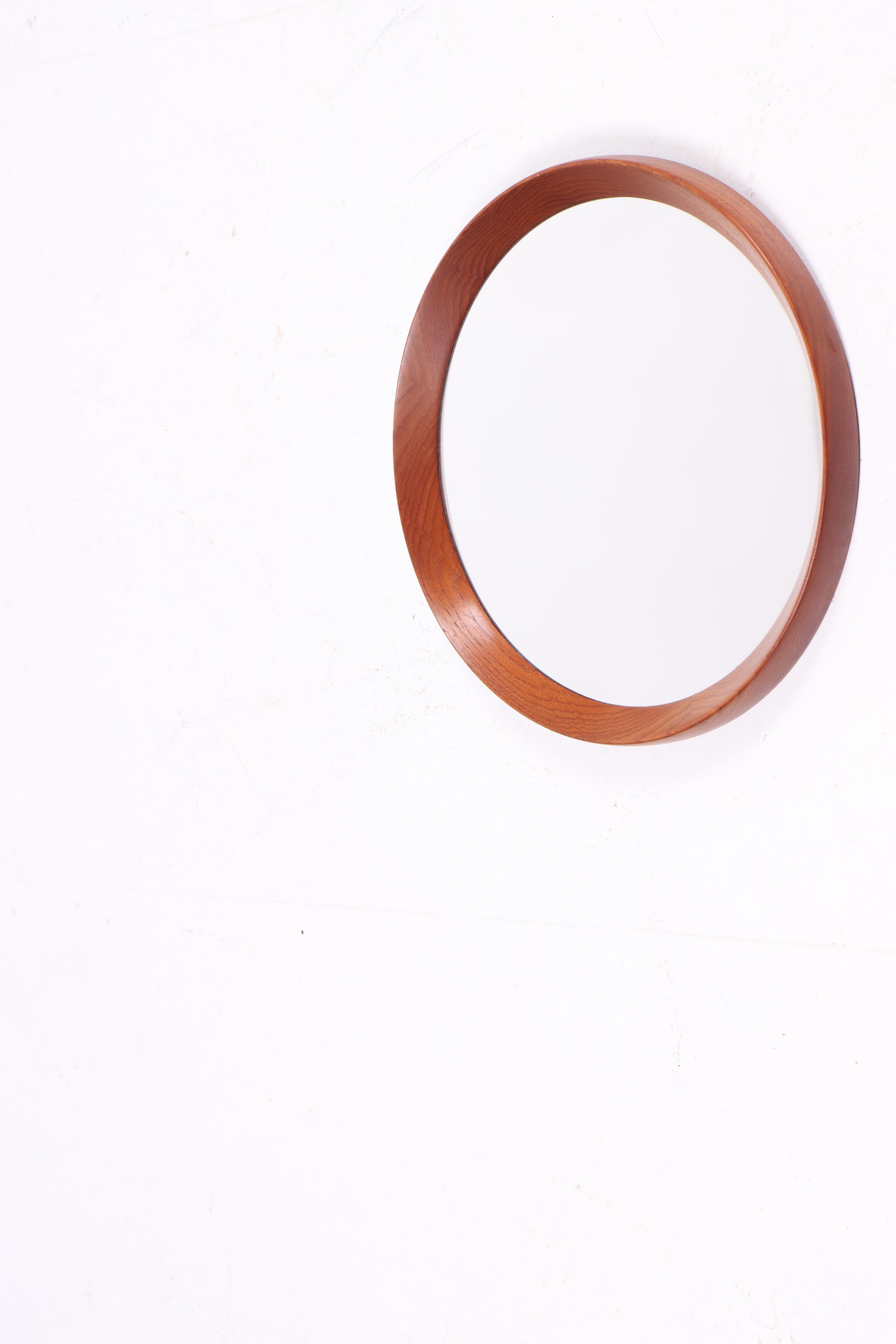 Specchio con cornice in teak di qualità eccezionale. Progettato e realizzato in Danimarca. Ottime condizioni originali.
  