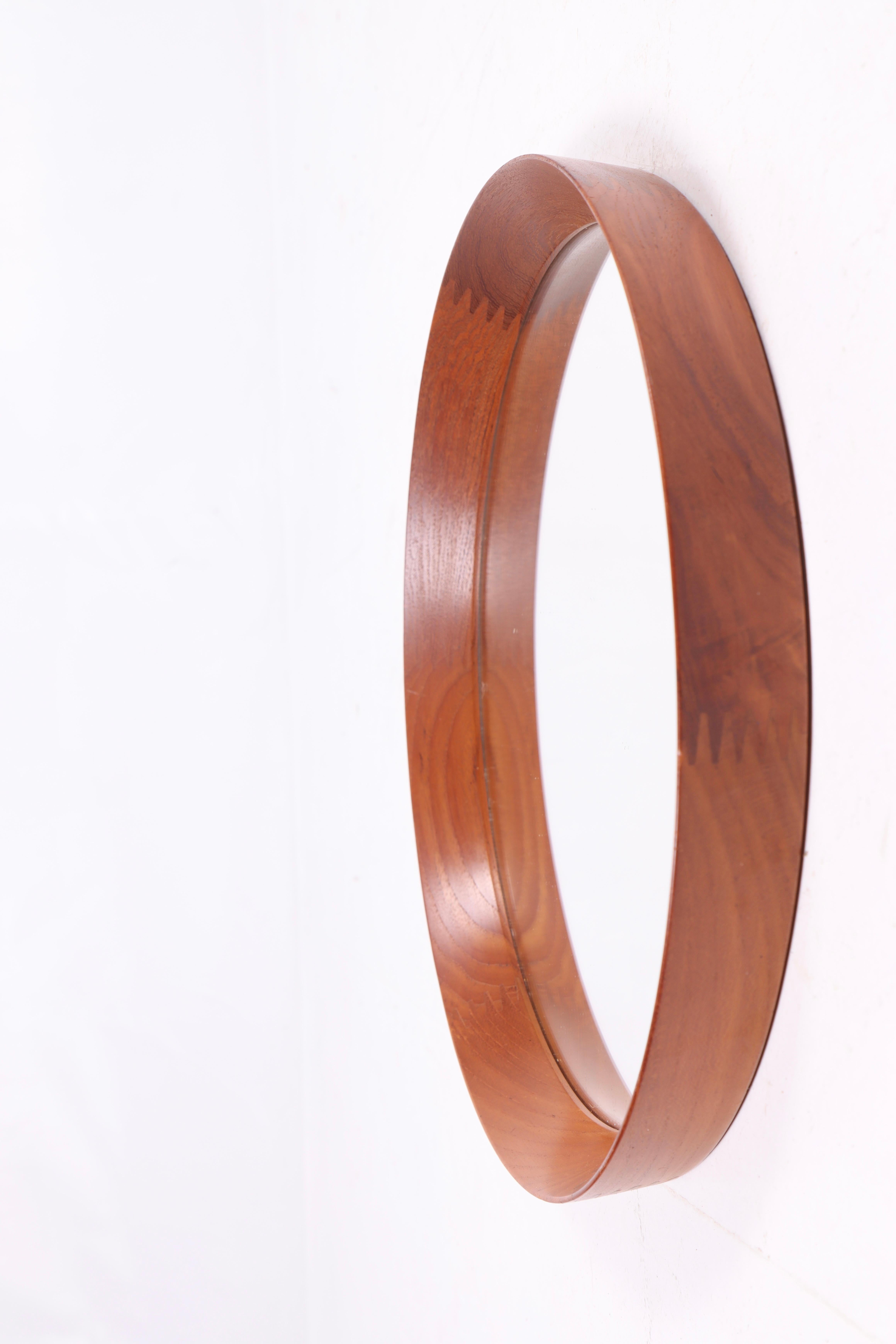 Specchio con cornice in teak di qualità eccezionale. Progettato e realizzato in Danimarca. Ottime condizioni originali.
  