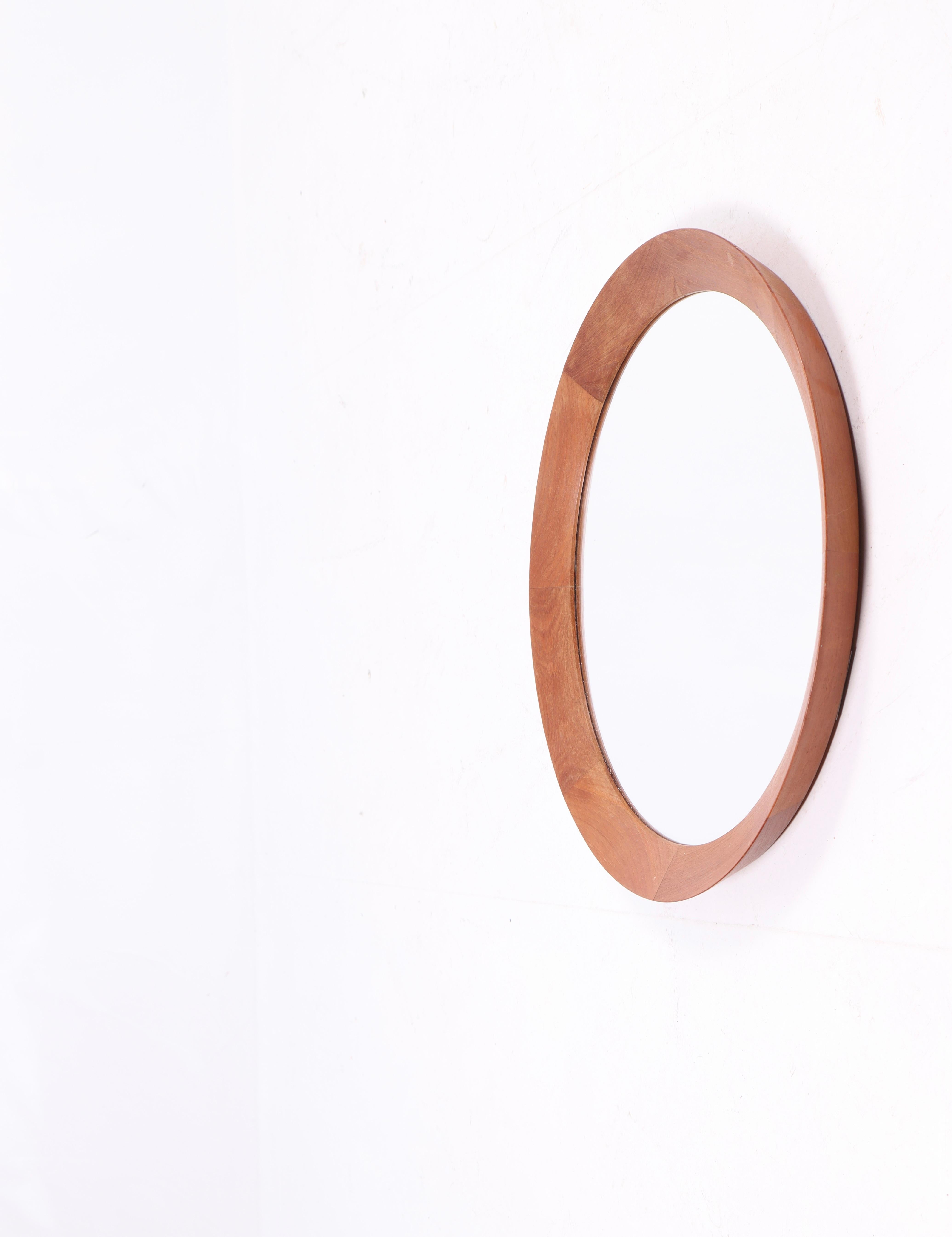 Specchio con cornice in teak di qualità eccezionale. Progettato e realizzato in Danimarca. Ottime condizioni originali.
  