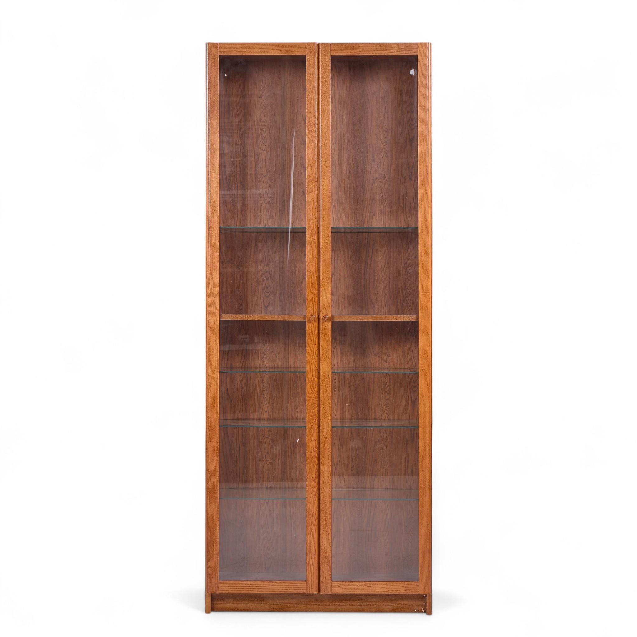 Vitrina danesa de teca con puertas de cristal de mediados de siglo

Este armario mide 31,5 de ancho x 12 de fondo x 79,5 pulgadas de alto

Gran estado vintage.

Hacemos nuestras fotos en un estudio con iluminación controlada para mostrar el máximo