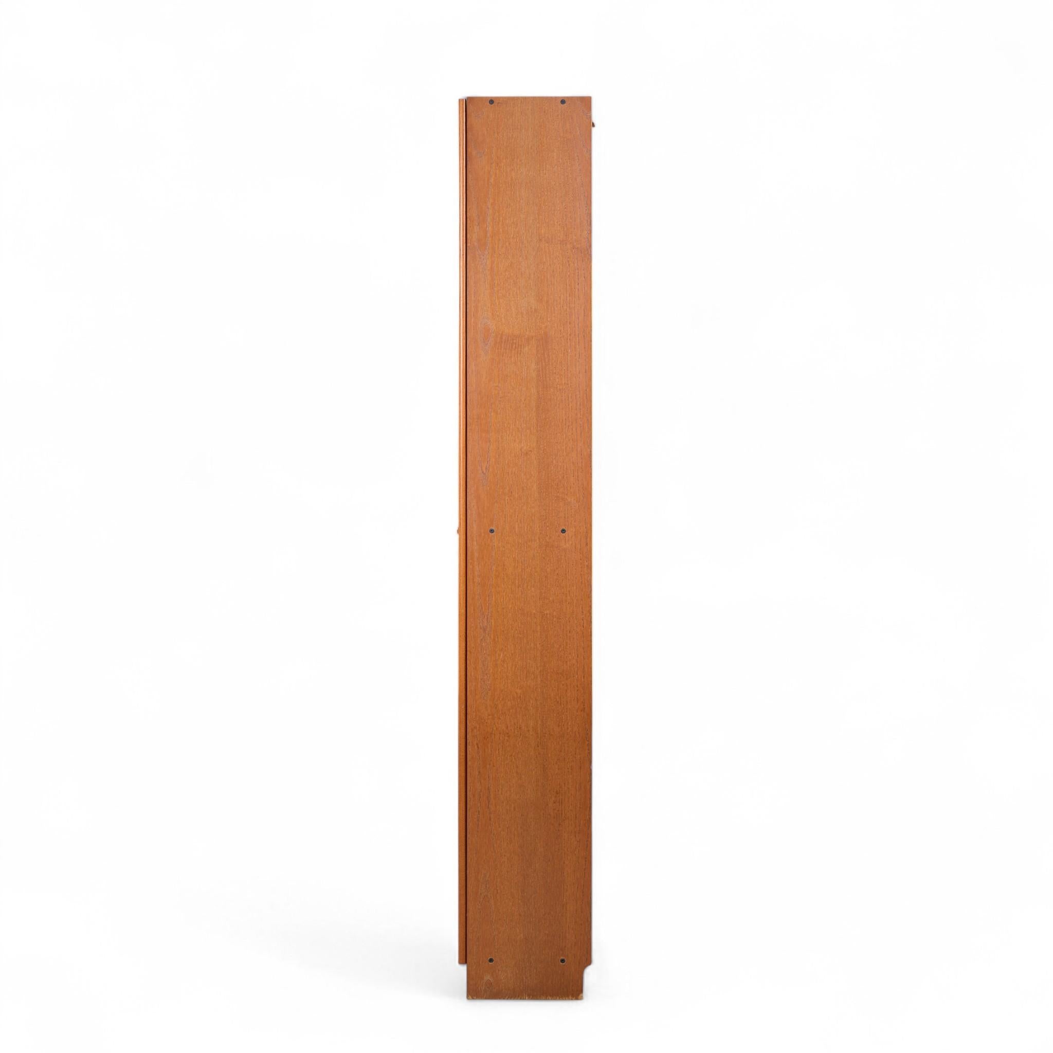 Vitrina danesa de teca con puertas de cristal de mediados de siglo Danés en venta