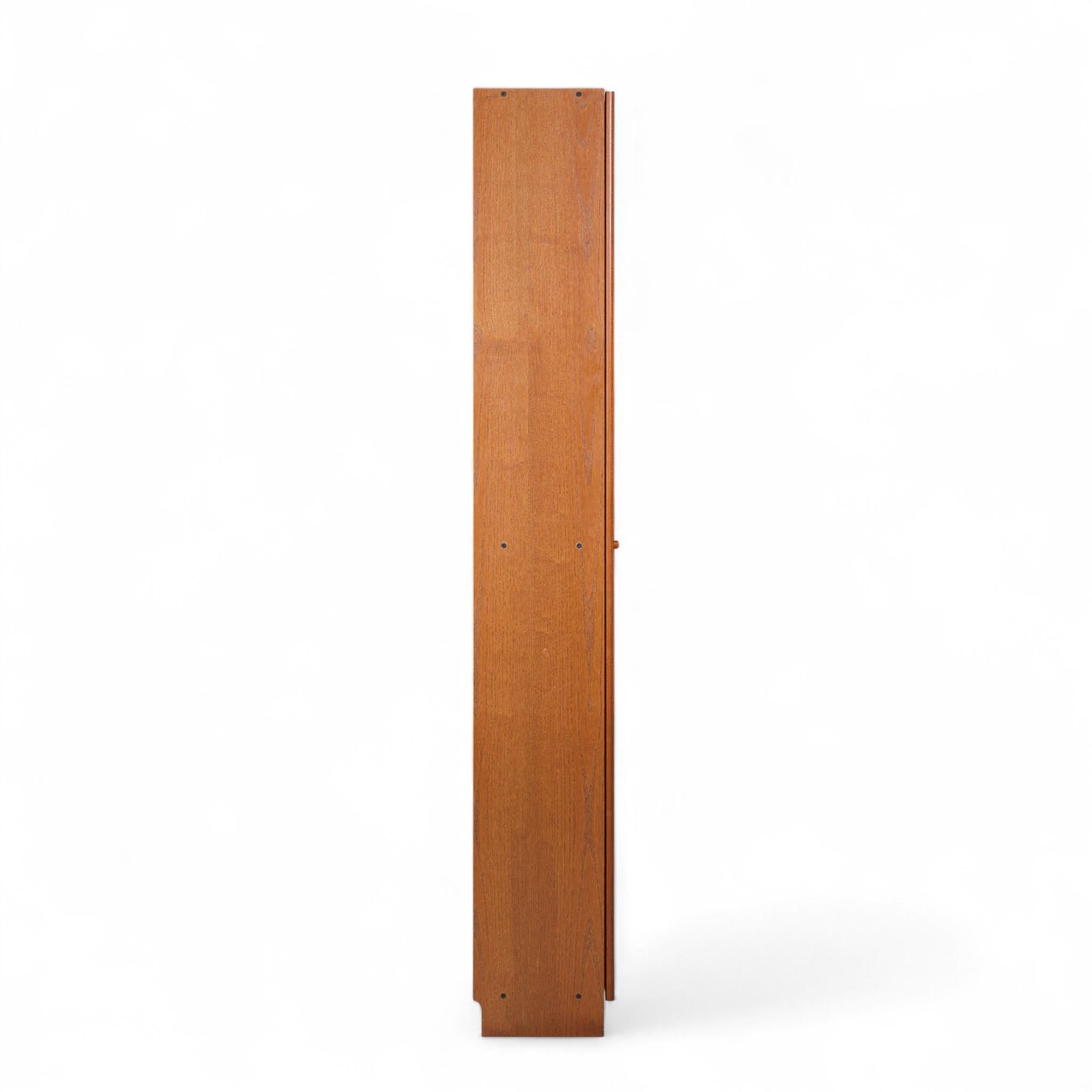 Vitrina danesa de teca con puertas de cristal de mediados de siglo en Bueno estado para la venta en Franklin Park, IL