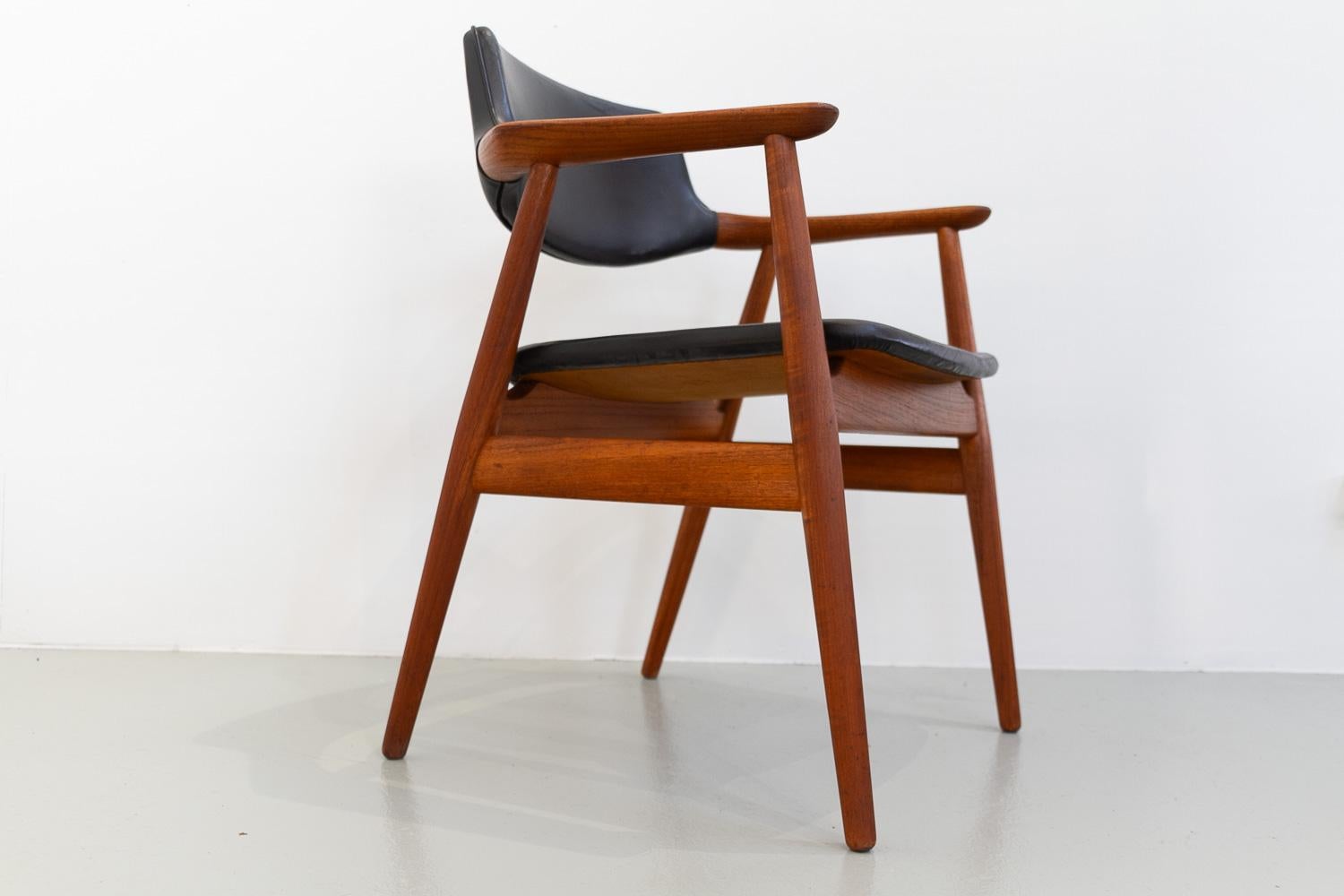 Mid-Century Danish Teak GM11 Armchair by Svend Aage Eriksen, 1960s.
Original vintage GM 11 chair in solid teak and black leather designed by Danish architect Svend Åge Eriksen for Glostrup Møbelfabrik, Denmark in the 1960s.
This is a very beautiful,