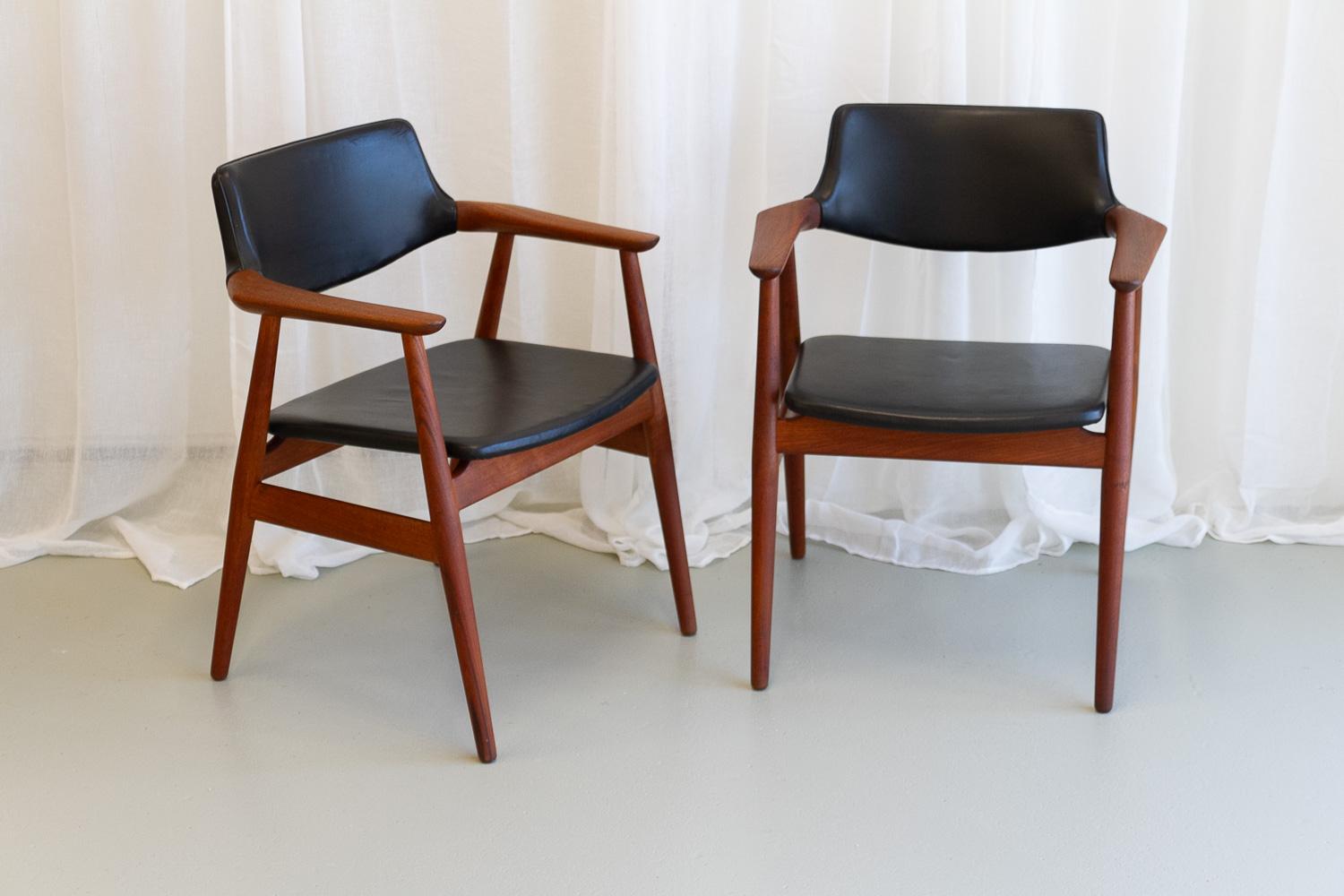 Mid-Century Danish Teak GM11 Armchairs by Svend Aage Eriksen, 1960s. Set of 2.
Pair of original vintage GM 11 chairs in solid teak and black leather designed by Danish architect Svend Åge Eriksen for Glostrup Møbelfabrik, Denmark in the 1960s.
This