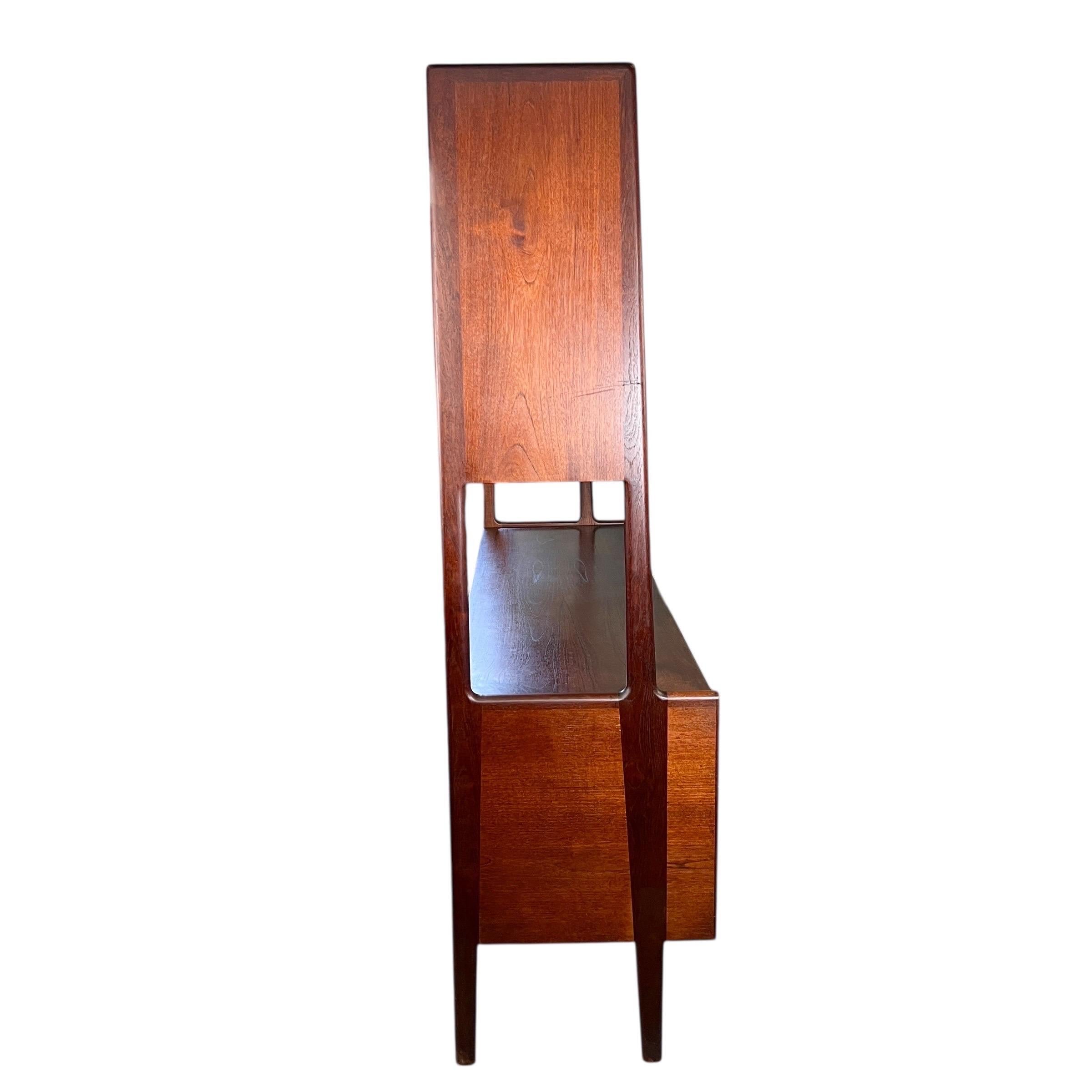 Mid-Century moderno Conigliera galleggiante in teak danese del Mid Century Hans Wegner per Ry Mobler in vendita