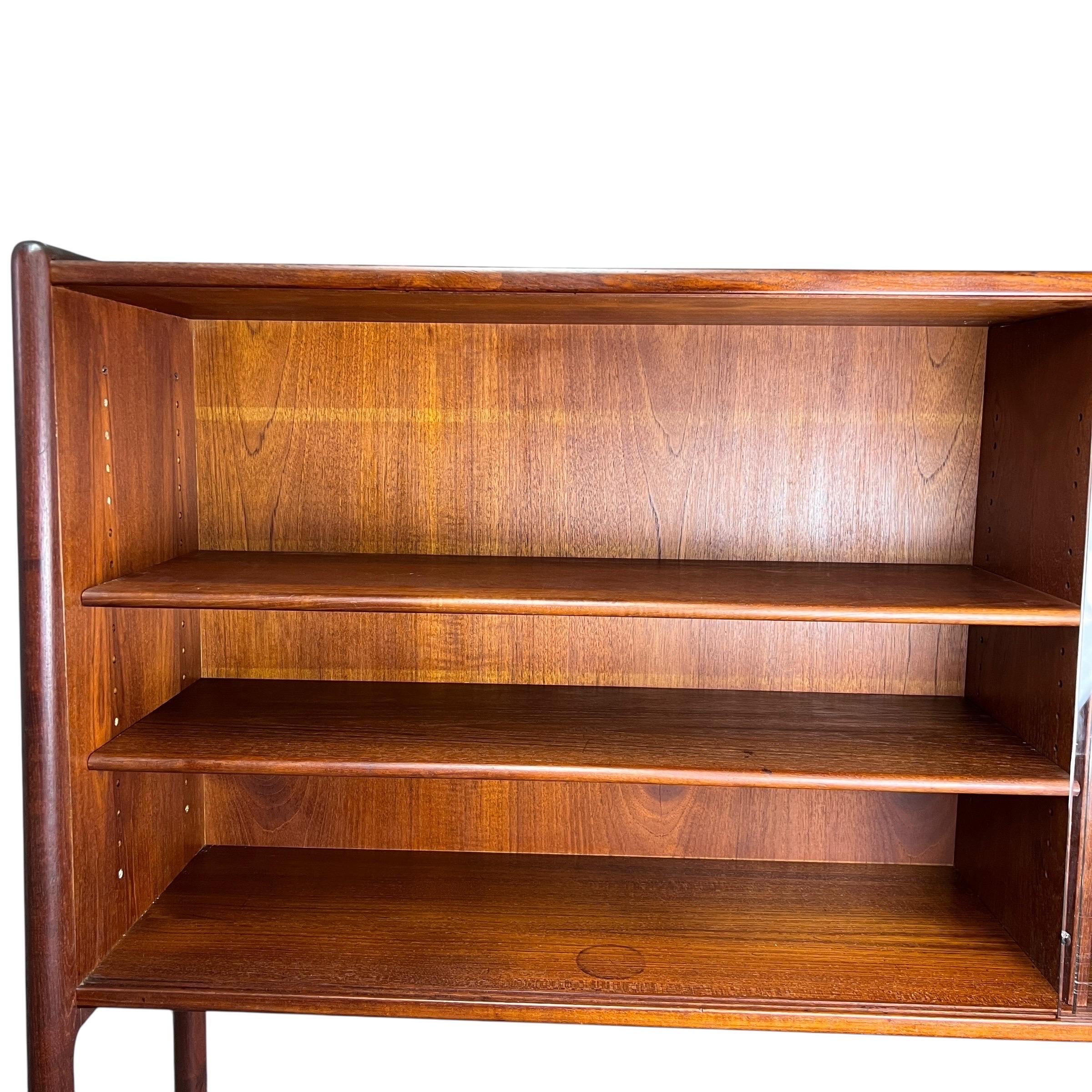 Metà XX secolo Conigliera galleggiante in teak danese del Mid Century Hans Wegner per Ry Mobler in vendita