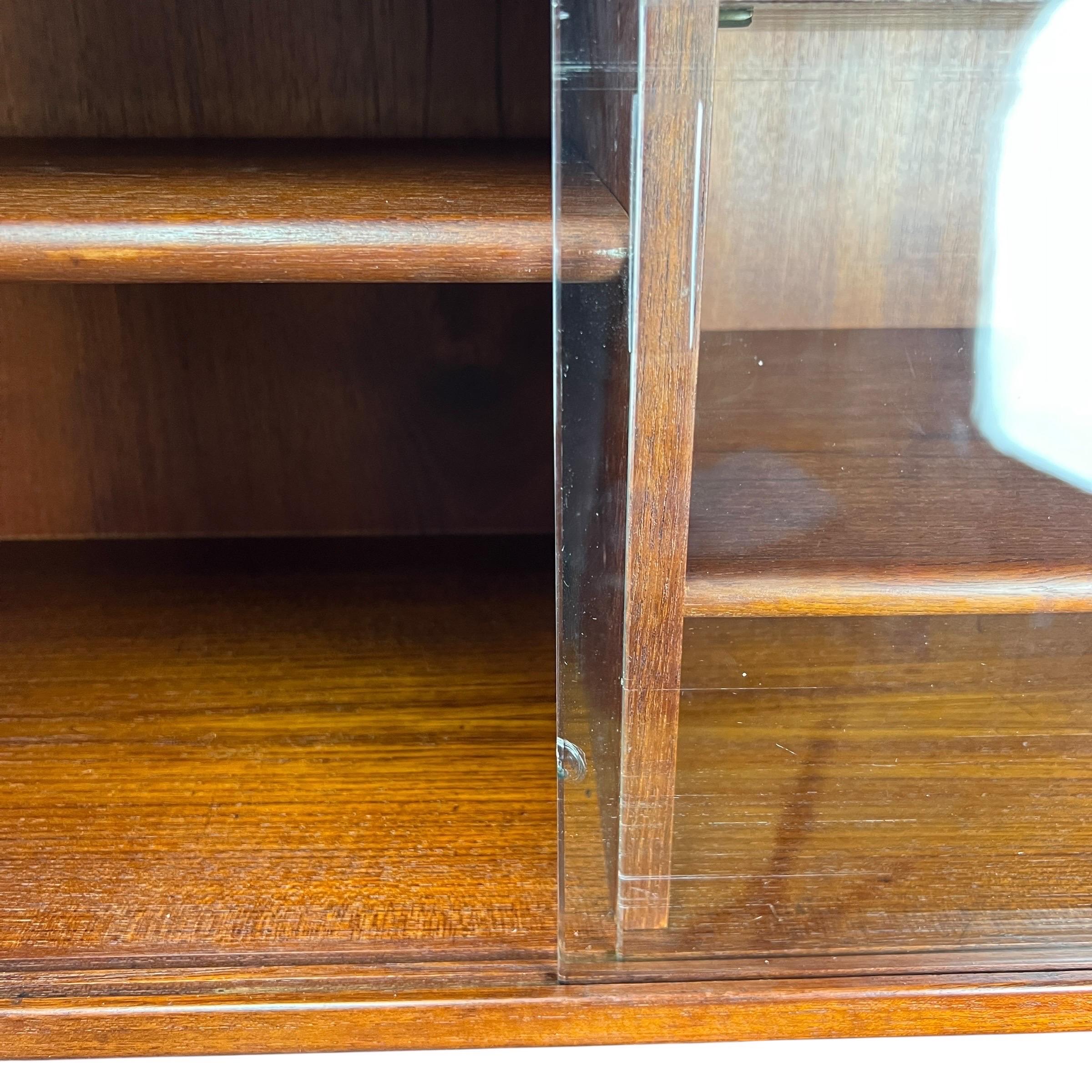 Conigliera galleggiante in teak danese del Mid Century Hans Wegner per Ry Mobler in vendita 1