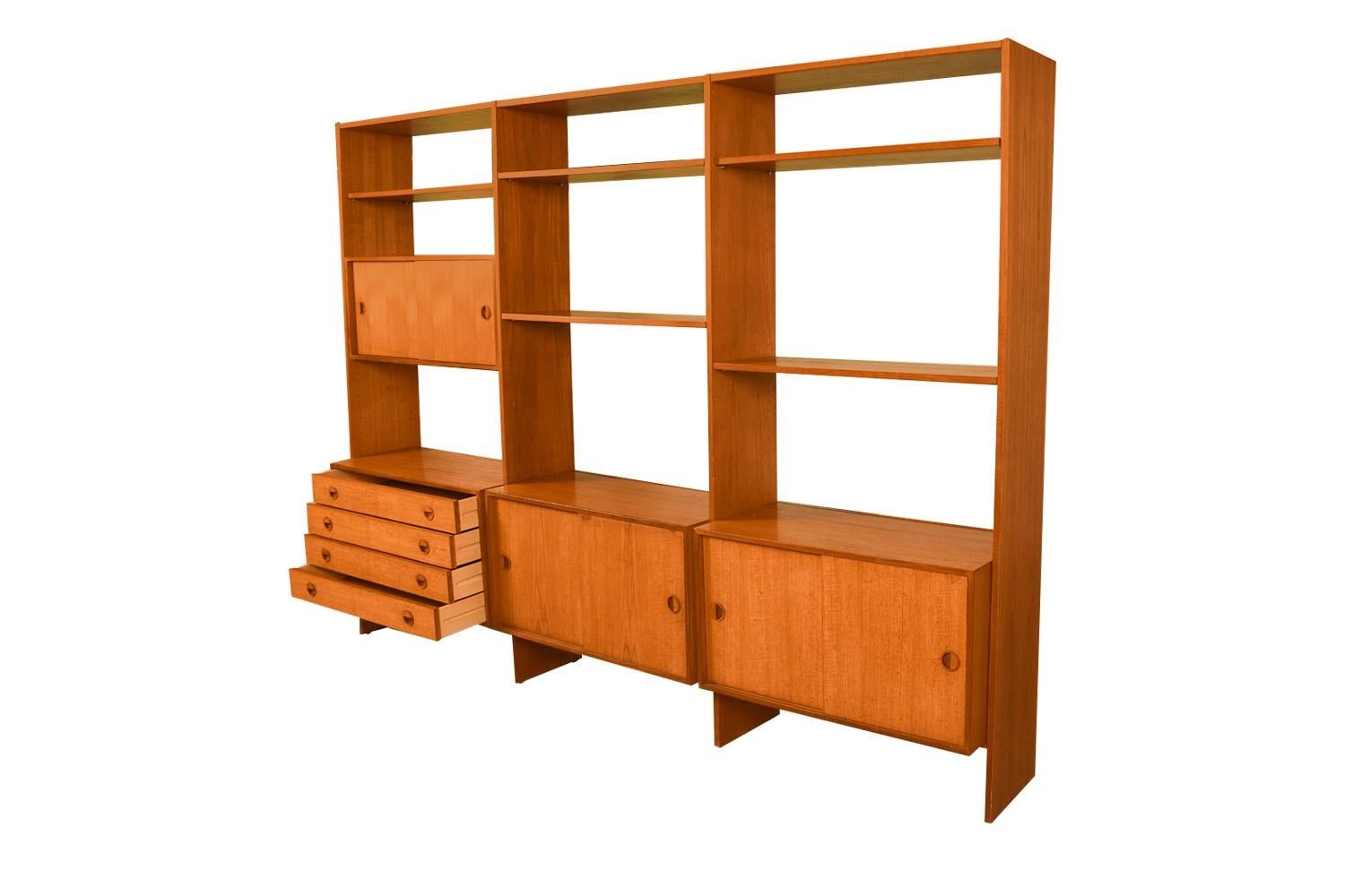 Mid-Century Danish Teak Hansen & Guldborg Wall Unit Bookcase Cabinet  In Good Condition For Sale In Baltimore, MD