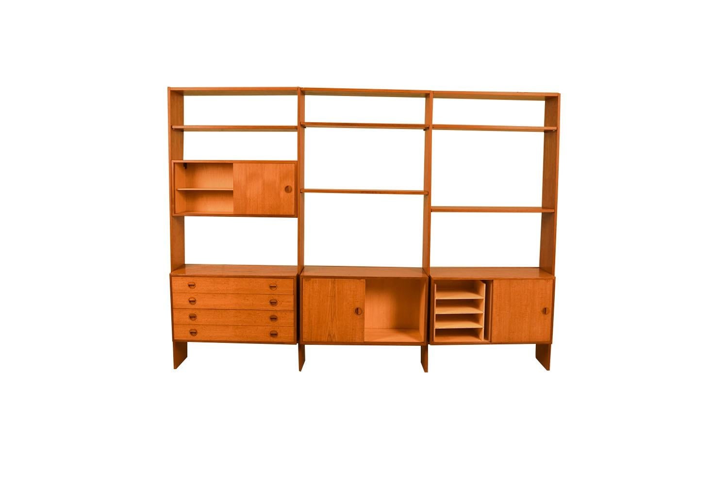 Mid-Century Danish Teak Hansen & Guldborg Wall Unit Bookcase Cabinet  For Sale 1