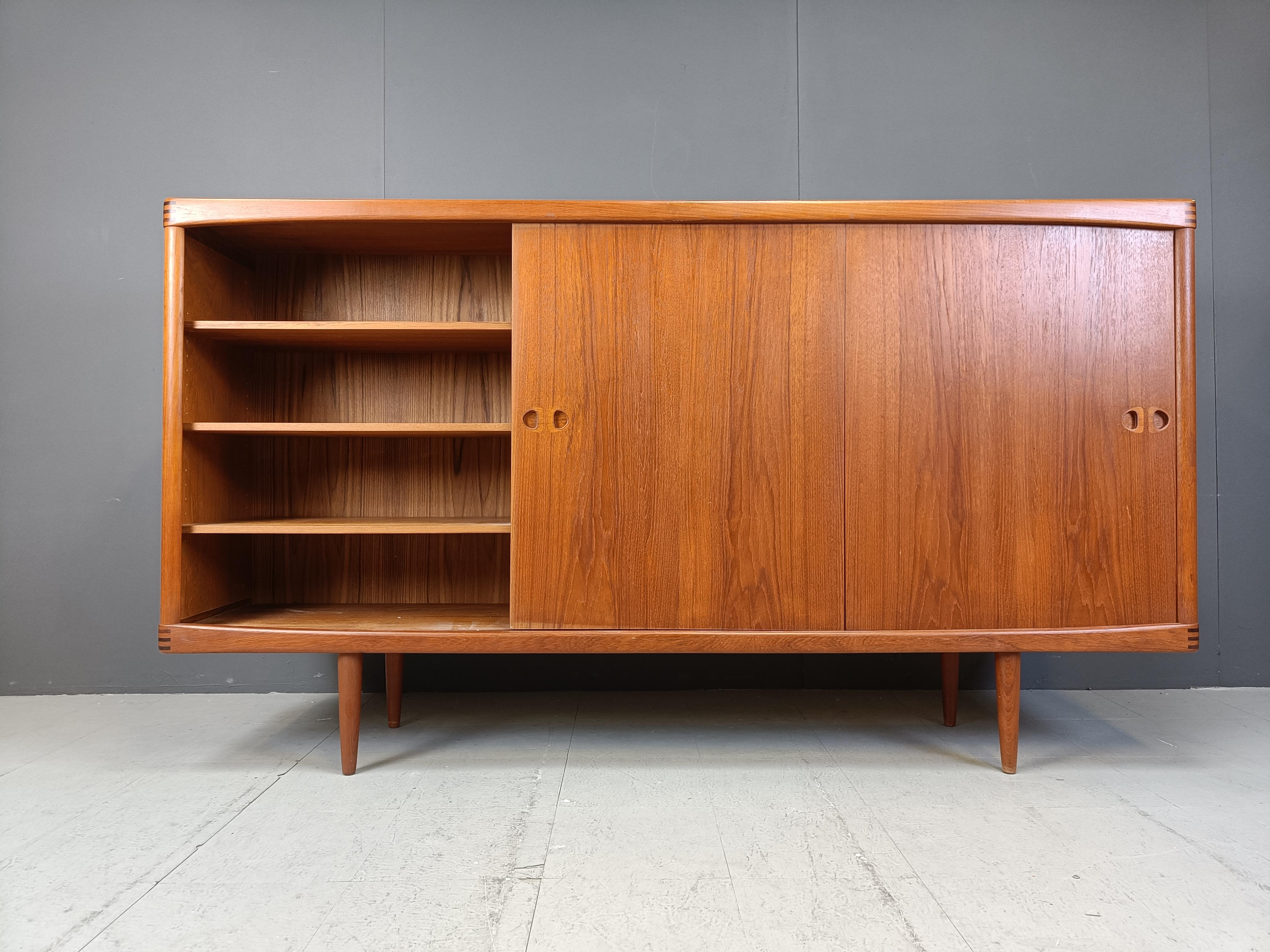 Credenza danese di metà secolo in teak massiccio di H.W. Klein per Bramin.

Etichettato sul retro

La qualità e l'artigianato sono straordinari.

Dispone di 2 grandi porte scorrevoli, un'anta a ribalta e 4 cassetti che offrono un ampio spazio di