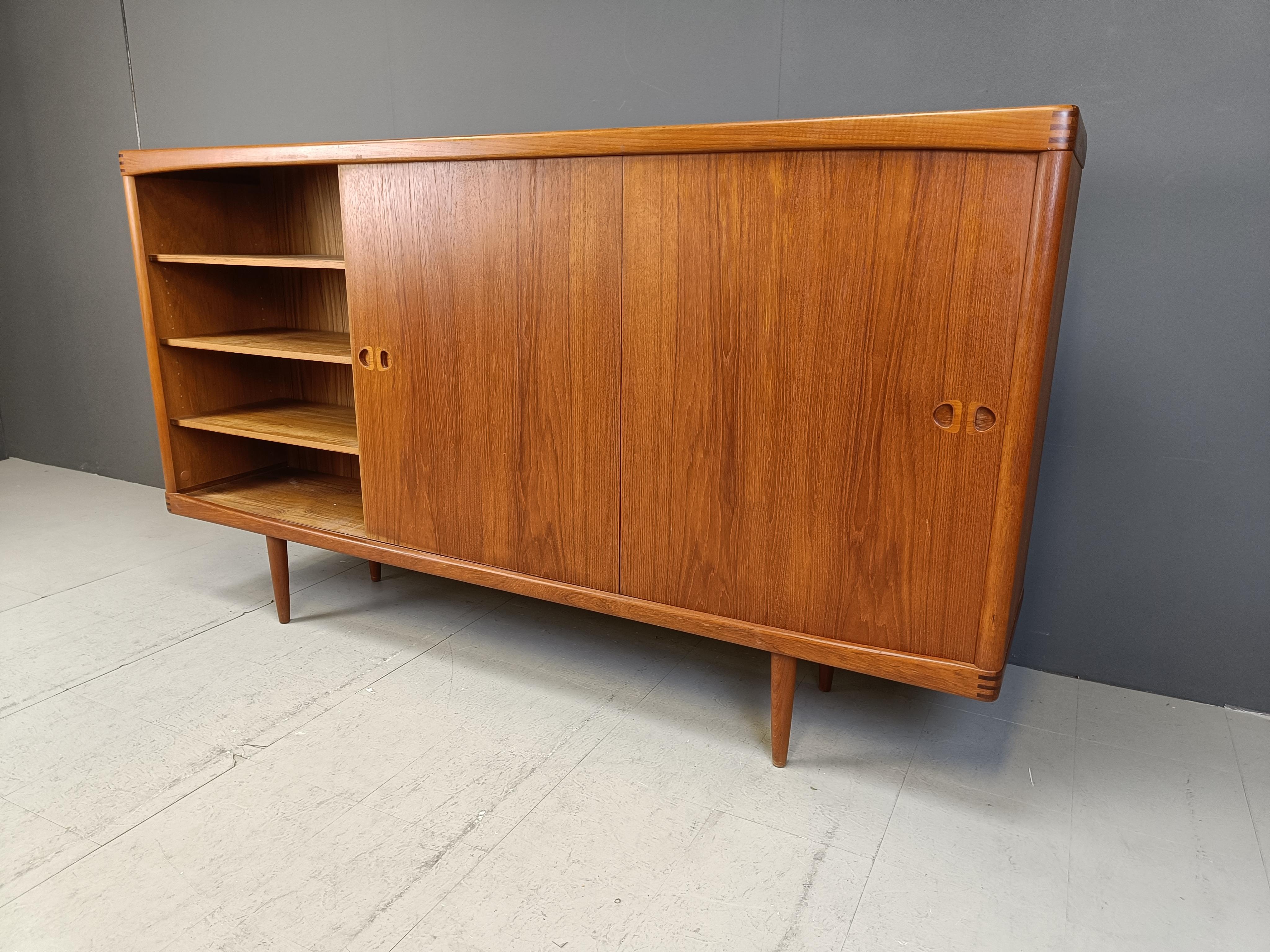 Scandinavo moderno Credenza in teak danese di metà secolo di H.W. Klein per Bramin, anni '60 in vendita