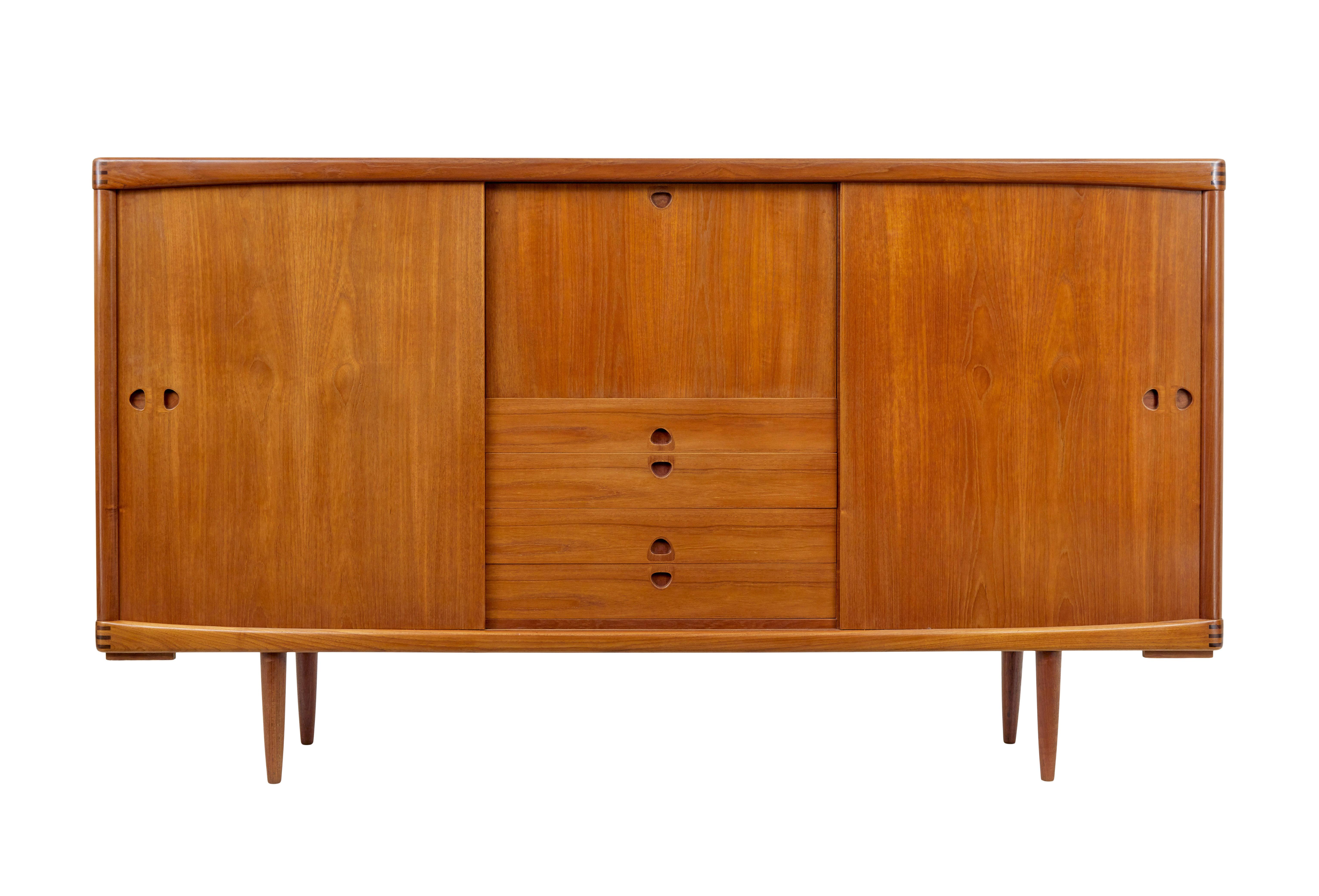 Credenza danese di metà secolo in teak di H.W. Klein per Bramin, circa 1960.

Qui ti proponiamo una credenza buffet progettata dal designer norvegese H.W. Klein per il mobilificio danese Bramin.

Realizzato in teak massiccio.  Armadietto centrale