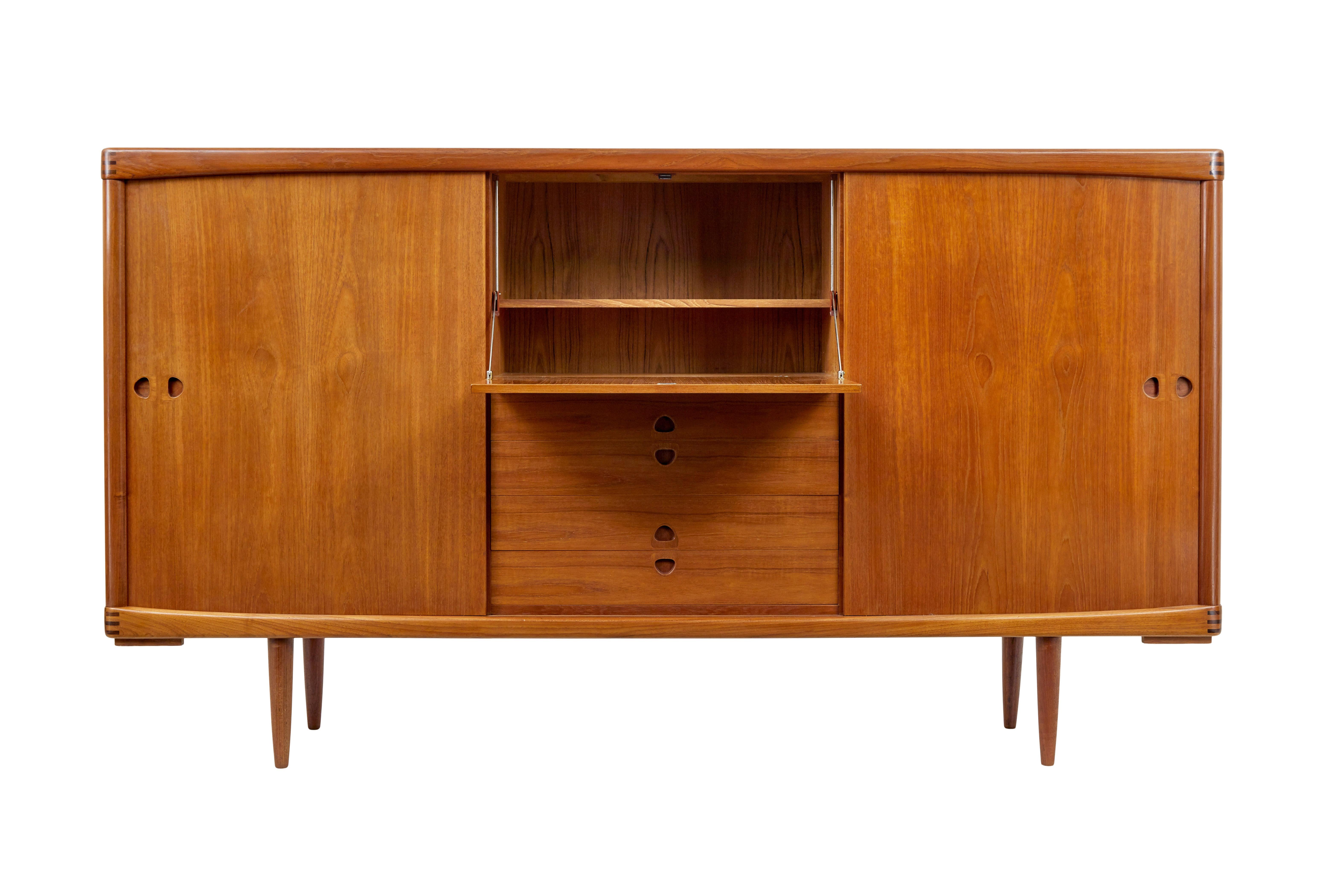 Mid-Century moderno Credenza danese di metà secolo in teak di H.W. Klein per Bramin in vendita