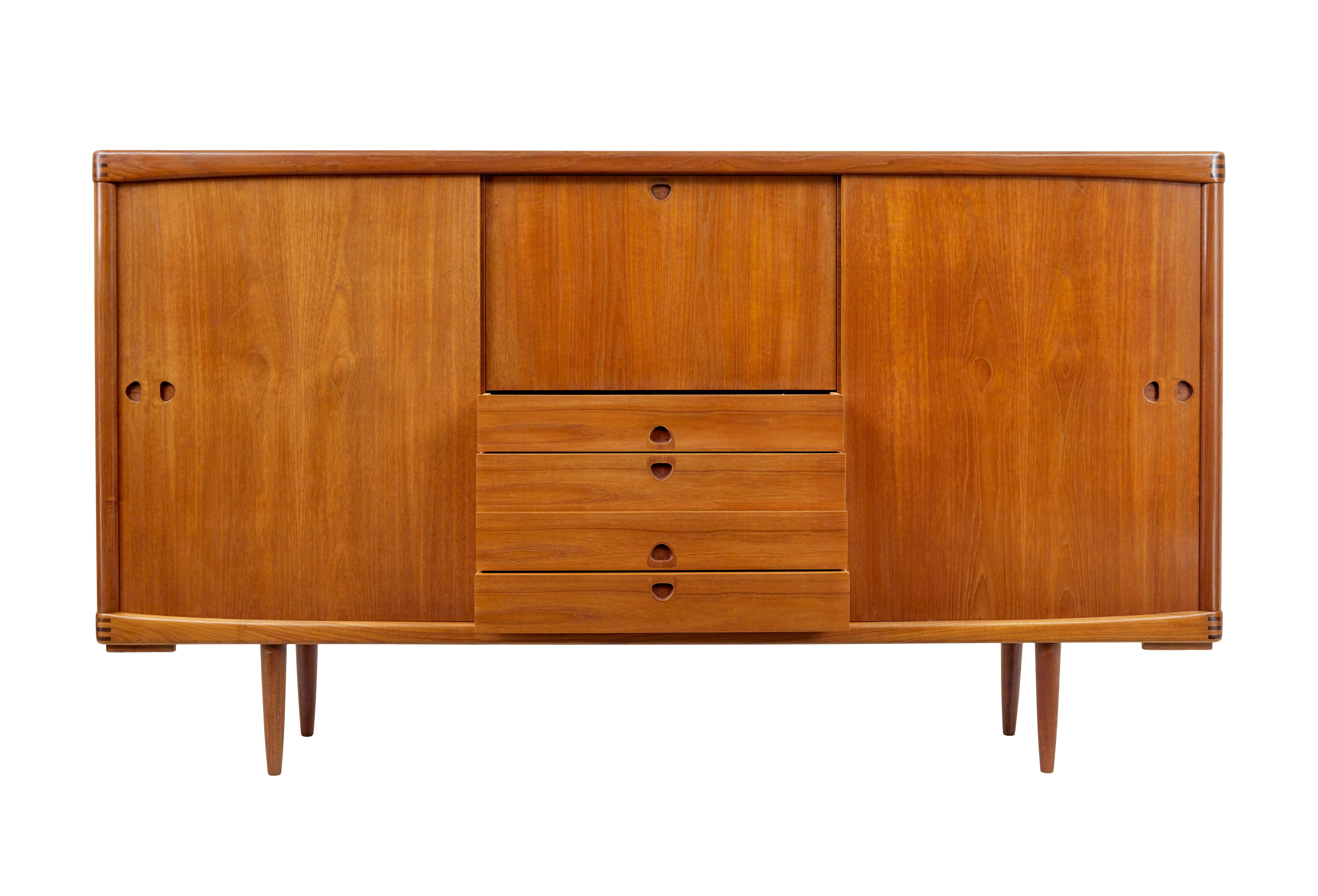 Svedese Credenza danese di metà secolo in teak di H.W. Klein per Bramin in vendita