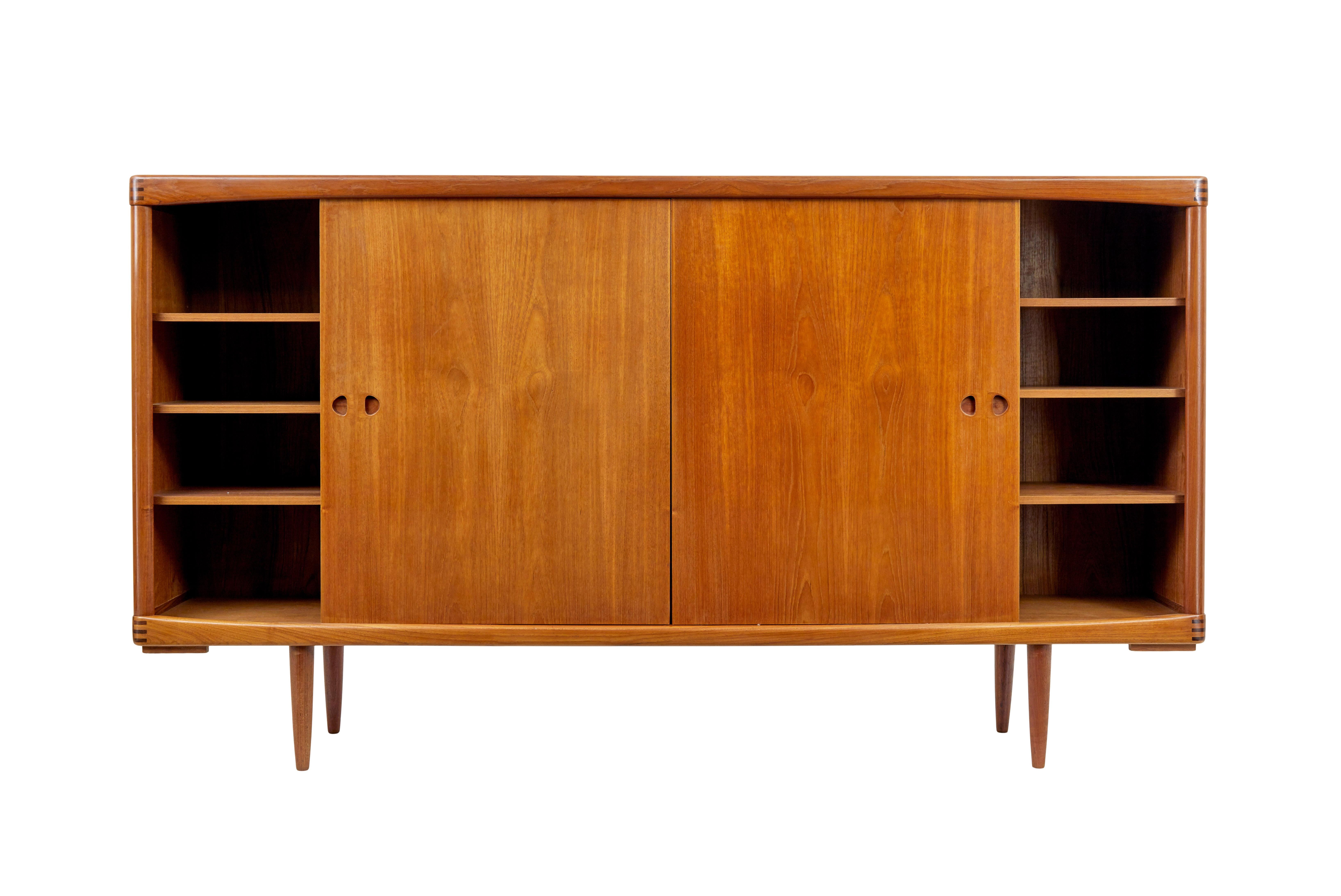 Fatto a mano Credenza danese di metà secolo in teak di H.W. Klein per Bramin in vendita