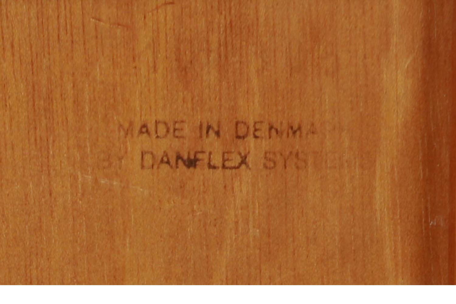 Commode haute en teck danoise du milieu du siècle  Porte à rideau de l'armoire en vente 2