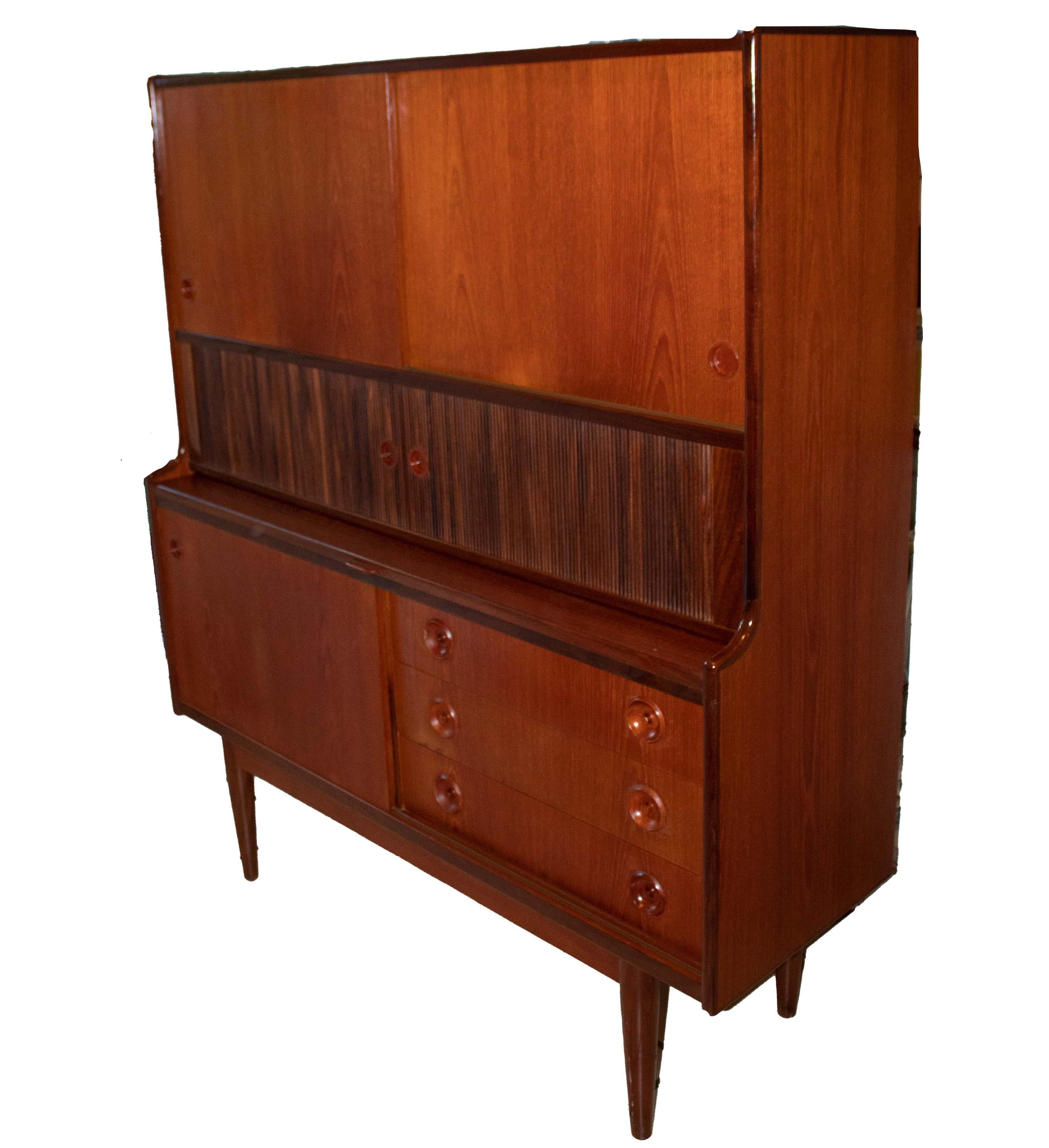 Dänischer Hutchschrank aus Teakholz, Johannes Andersen für Wilhelm Schaum Oy, Mitte des Jahrhunderts im Angebot 5