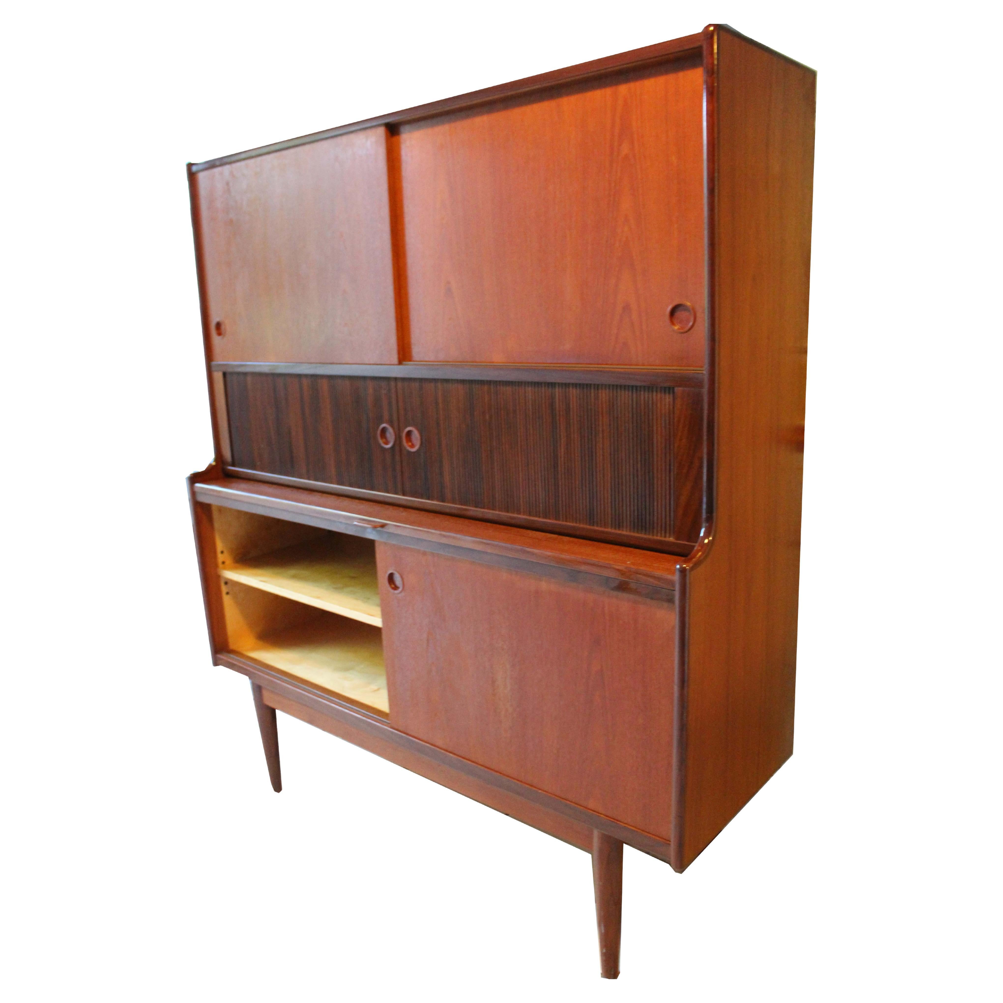 Dänischer Hutchschrank aus Teakholz, Johannes Andersen für Wilhelm Schaum Oy, Mitte des Jahrhunderts (Moderne der Mitte des Jahrhunderts) im Angebot