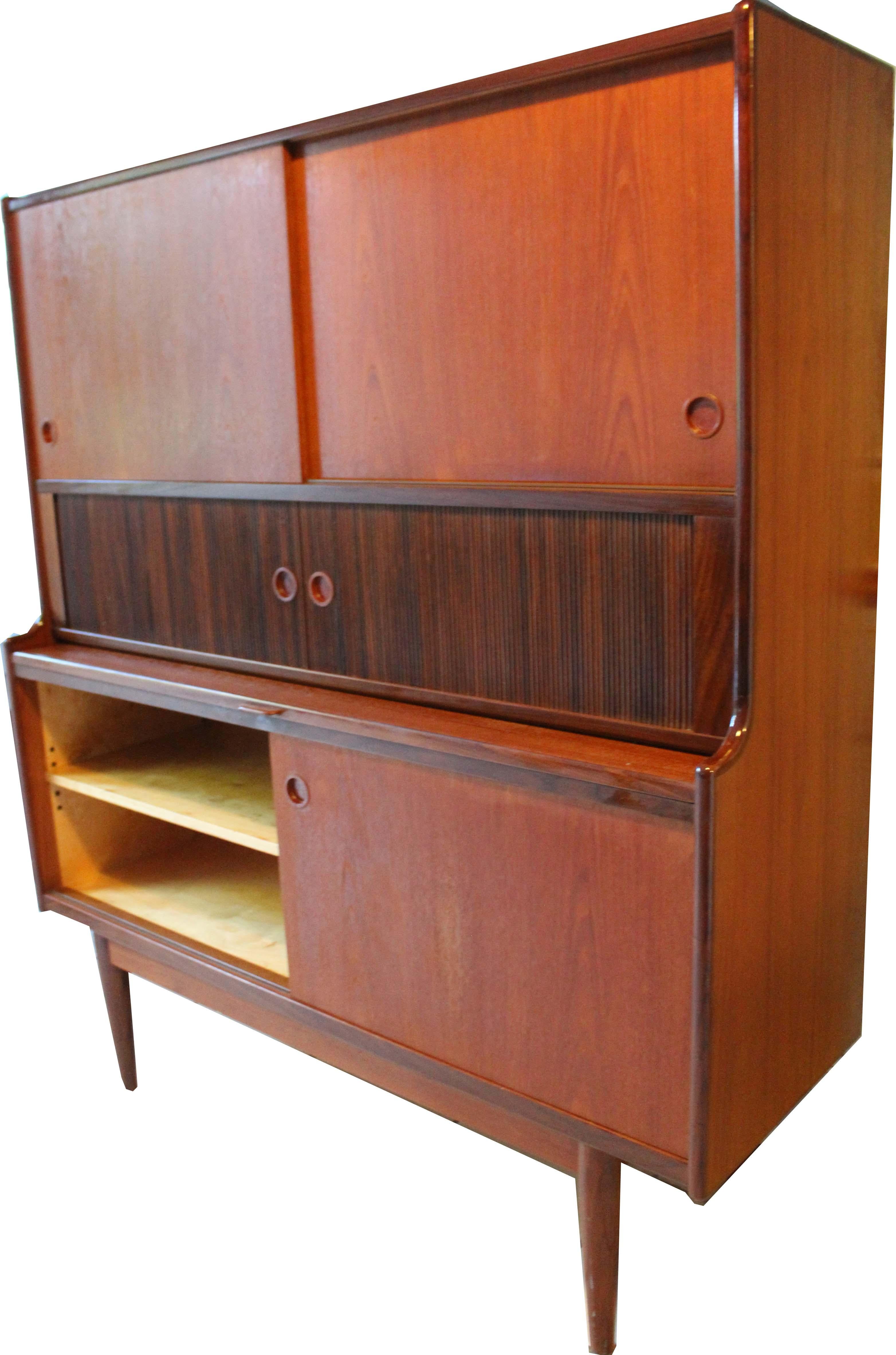 Dänischer Hutchschrank aus Teakholz, Johannes Andersen für Wilhelm Schaum Oy, Mitte des Jahrhunderts im Zustand „Gut“ im Angebot in Seaford, GB