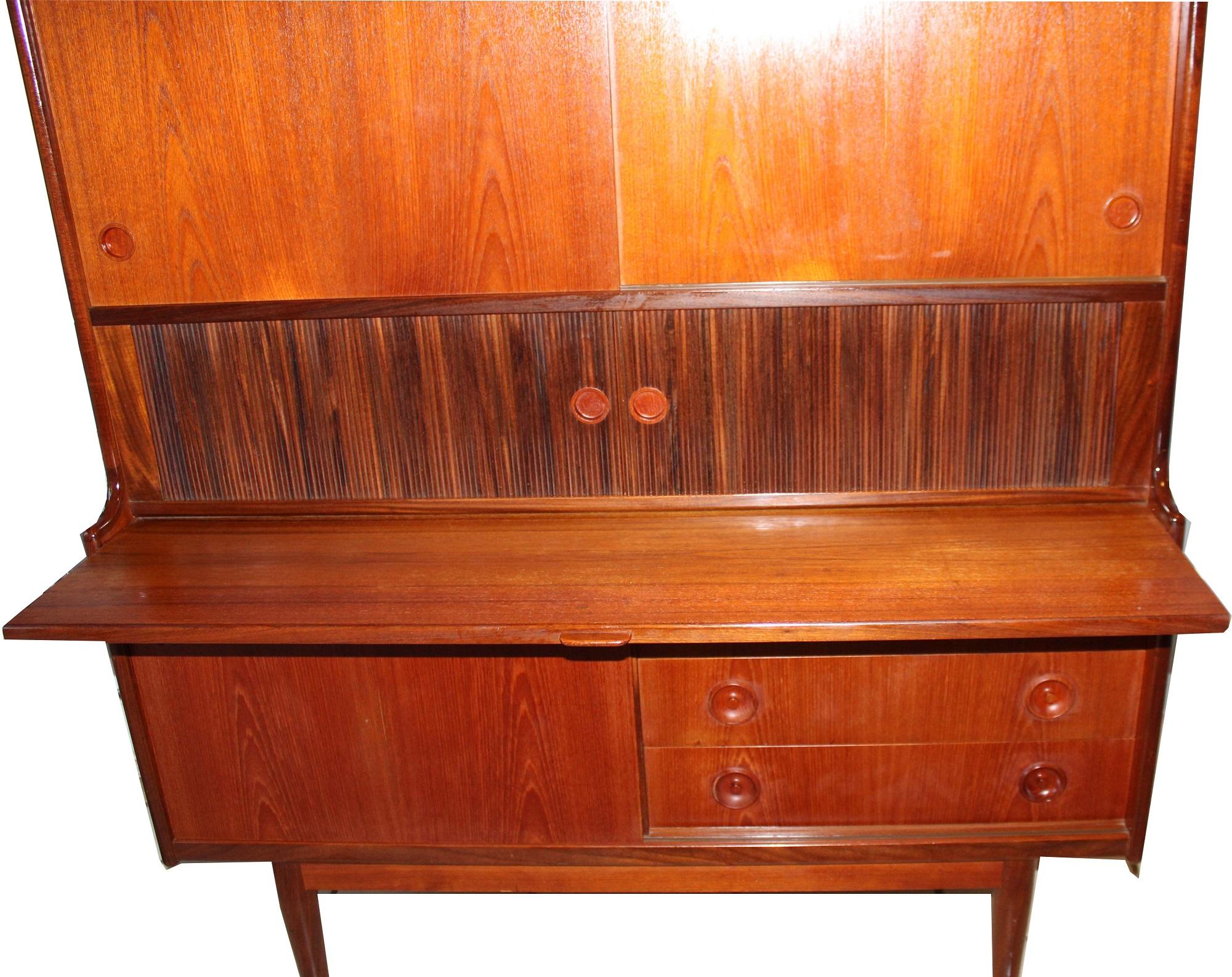 Dänischer Hutchschrank aus Teakholz, Johannes Andersen für Wilhelm Schaum Oy, Mitte des Jahrhunderts (Mitte des 20. Jahrhunderts) im Angebot