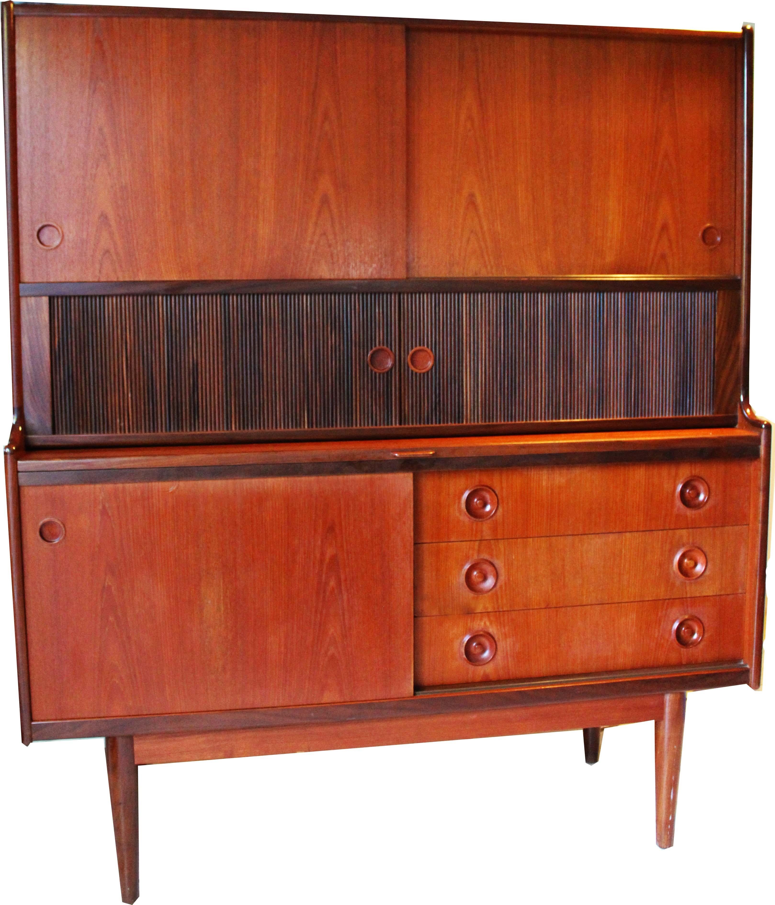 Dänischer Hutchschrank aus Teakholz, Johannes Andersen für Wilhelm Schaum Oy, Mitte des Jahrhunderts im Angebot 1