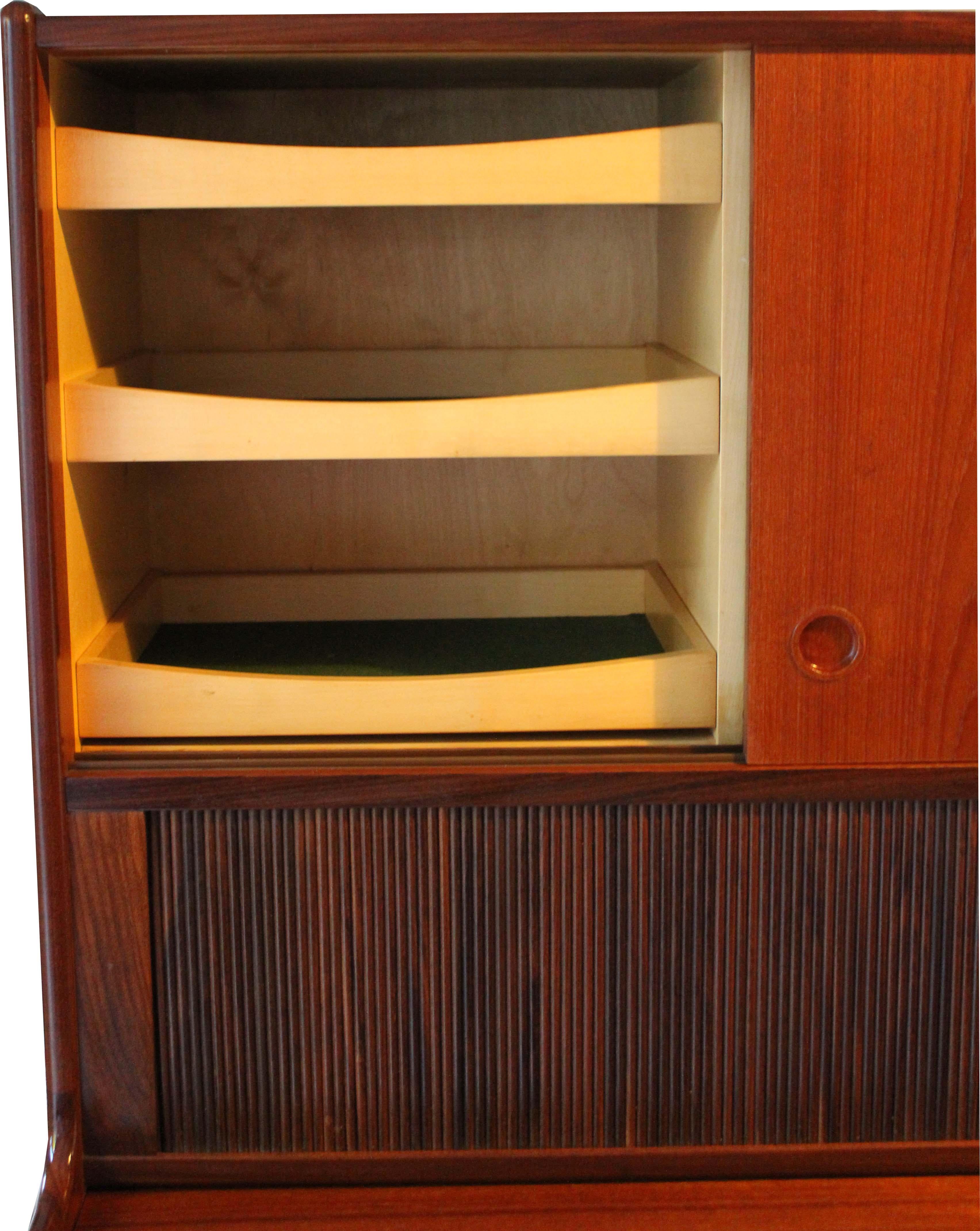 Dänischer Hutchschrank aus Teakholz, Johannes Andersen für Wilhelm Schaum Oy, Mitte des Jahrhunderts im Angebot 2