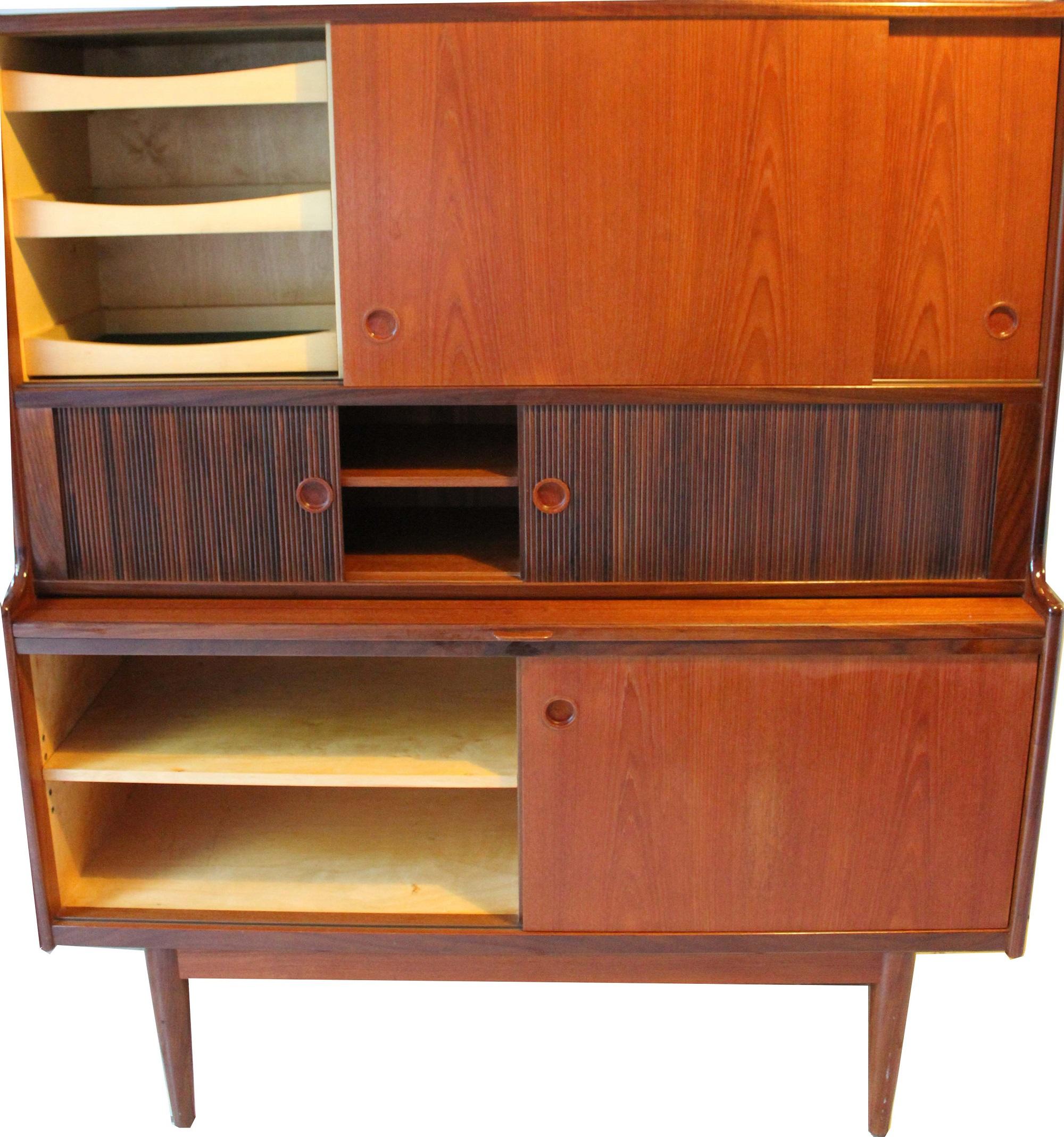 Dänischer Hutchschrank aus Teakholz, Johannes Andersen für Wilhelm Schaum Oy, Mitte des Jahrhunderts im Angebot 3