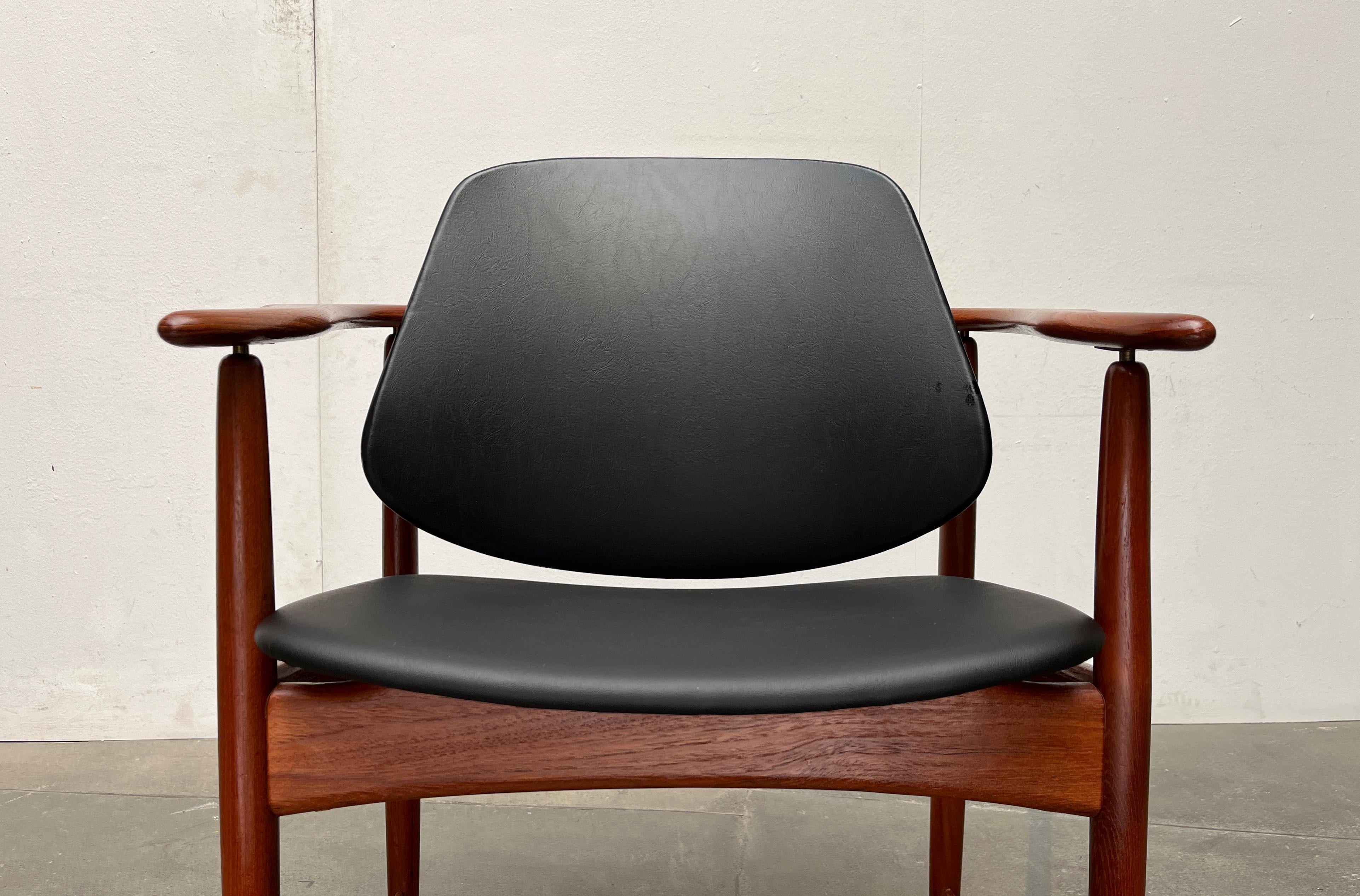 Silla King danesa de teca de mediados de siglo de Arne Hovmand-Olsen para Onsild Møbelfabrik en venta 2