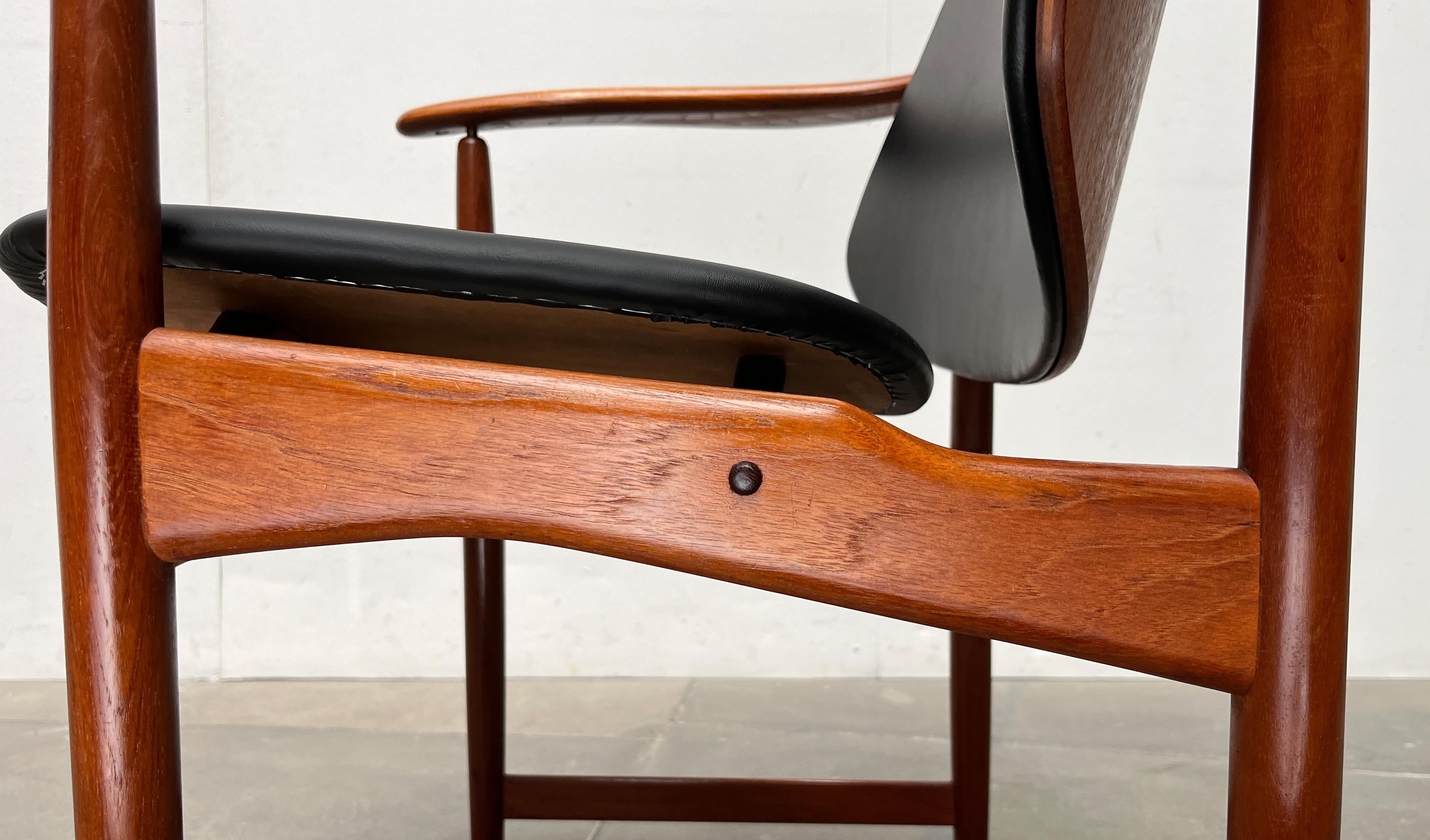 Silla King danesa de teca de mediados de siglo de Arne Hovmand-Olsen para Onsild Møbelfabrik en venta 4