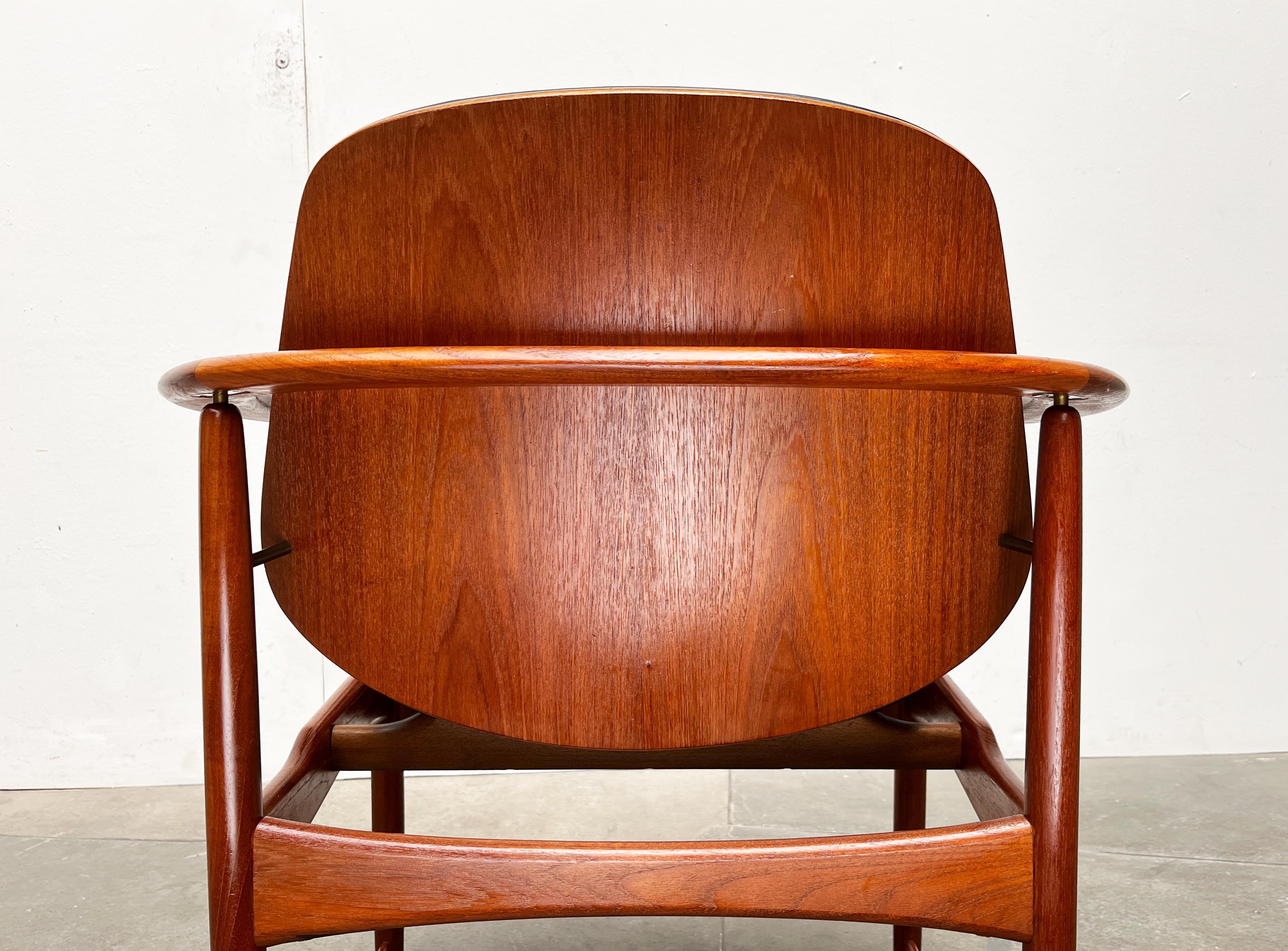 Silla King danesa de teca de mediados de siglo de Arne Hovmand-Olsen para Onsild Møbelfabrik en venta 9