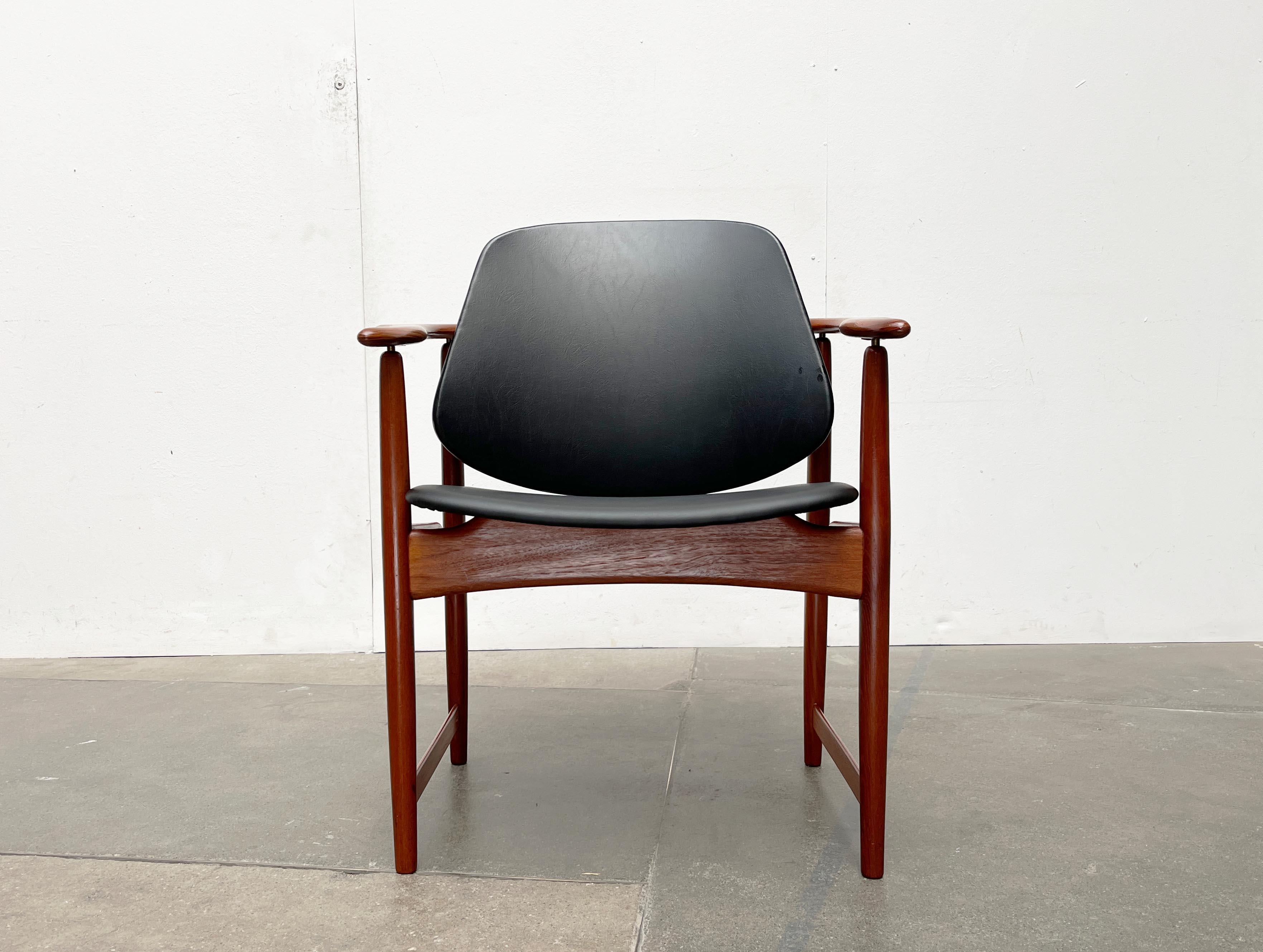 Silla King danesa de teca de mediados de siglo de Arne Hovmand-Olsen para Onsild Møbelfabrik Moderno de mediados de siglo en venta