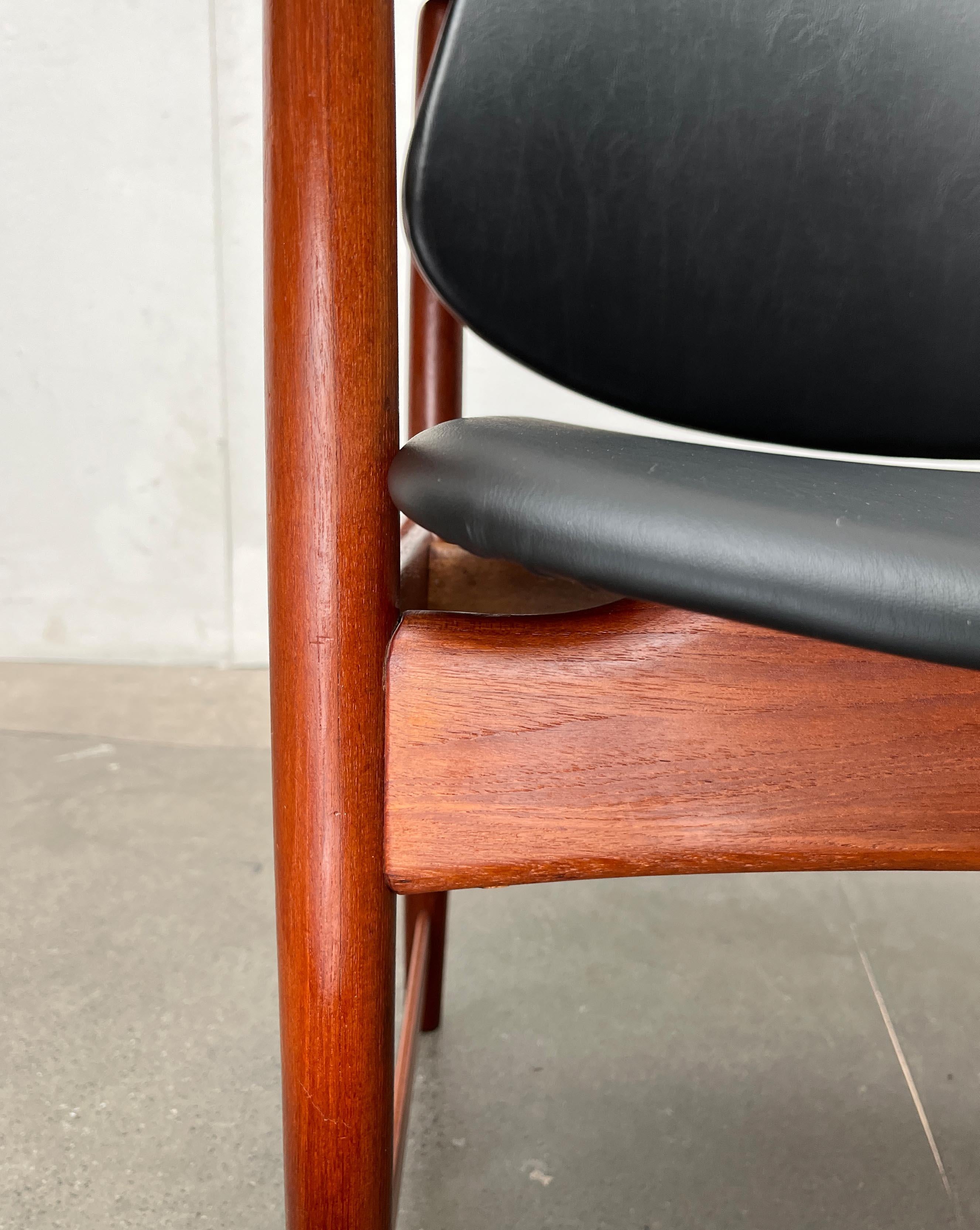 Silla King danesa de teca de mediados de siglo de Arne Hovmand-Olsen para Onsild Møbelfabrik en Bueno estado para la venta en Hamburg, DE