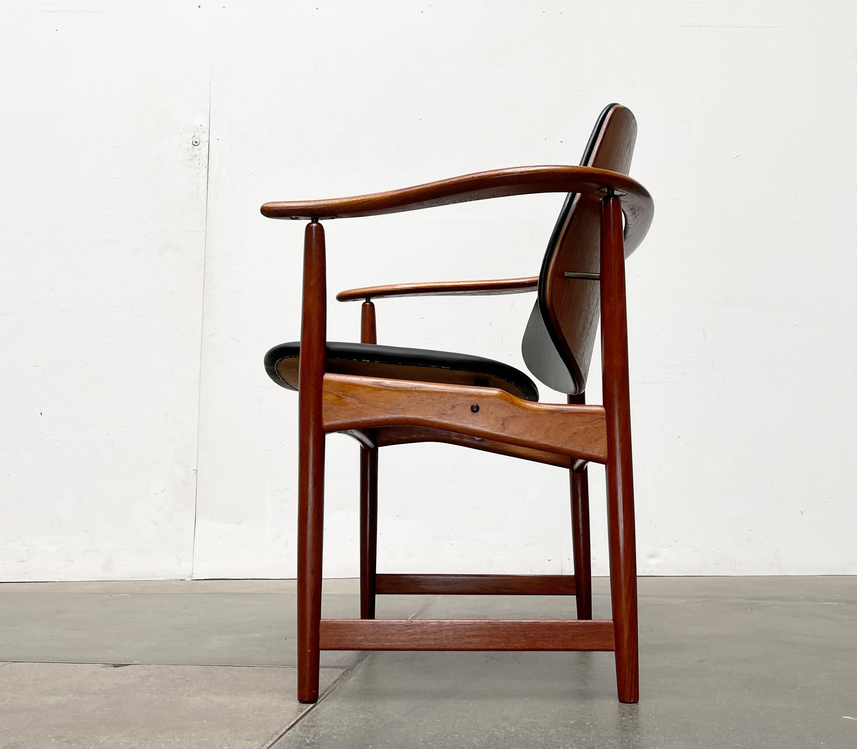 Silla King danesa de teca de mediados de siglo de Arne Hovmand-Olsen para Onsild Møbelfabrik mediados del siglo XX en venta