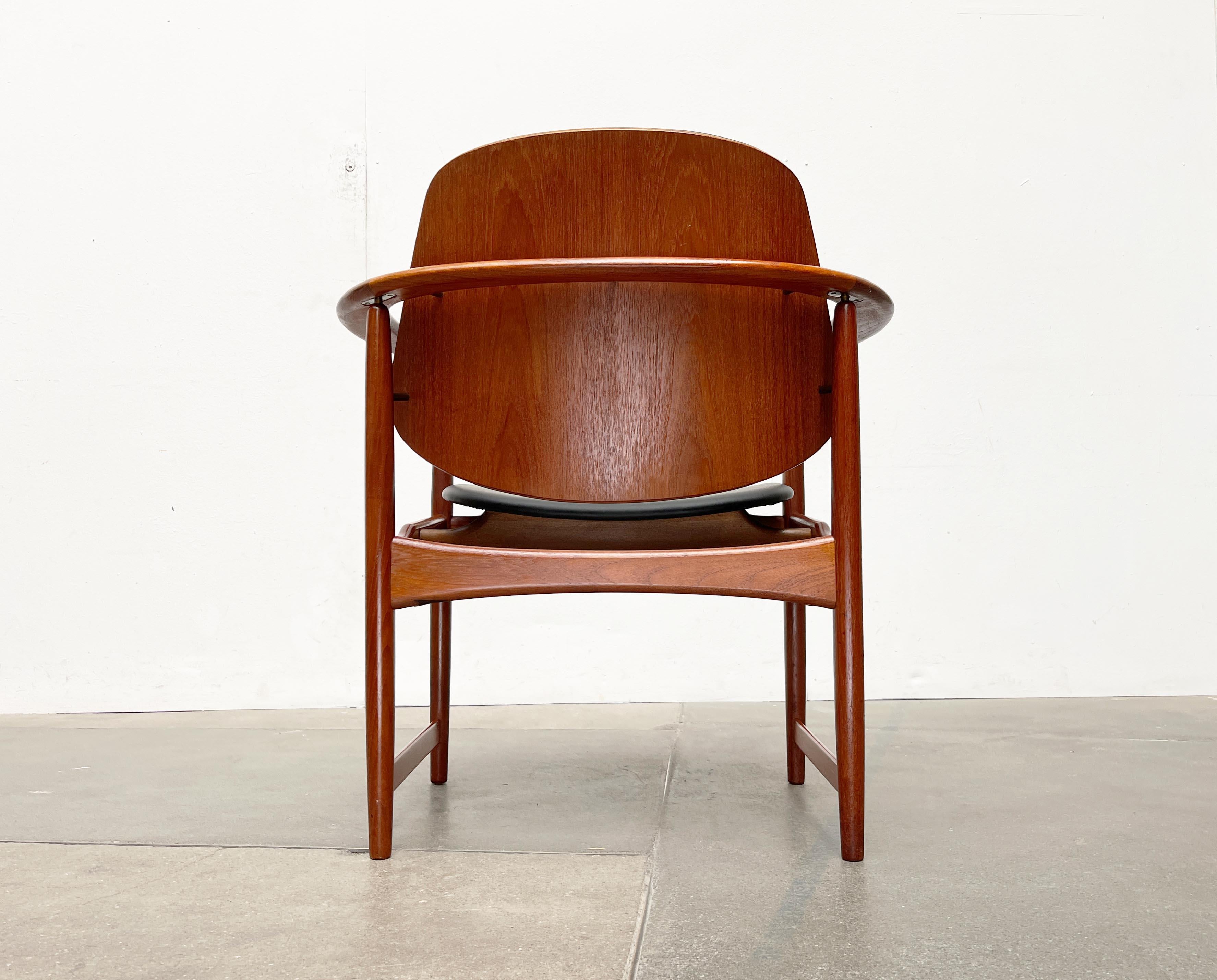 Silla King danesa de teca de mediados de siglo de Arne Hovmand-Olsen para Onsild Møbelfabrik cuero de imitación en venta