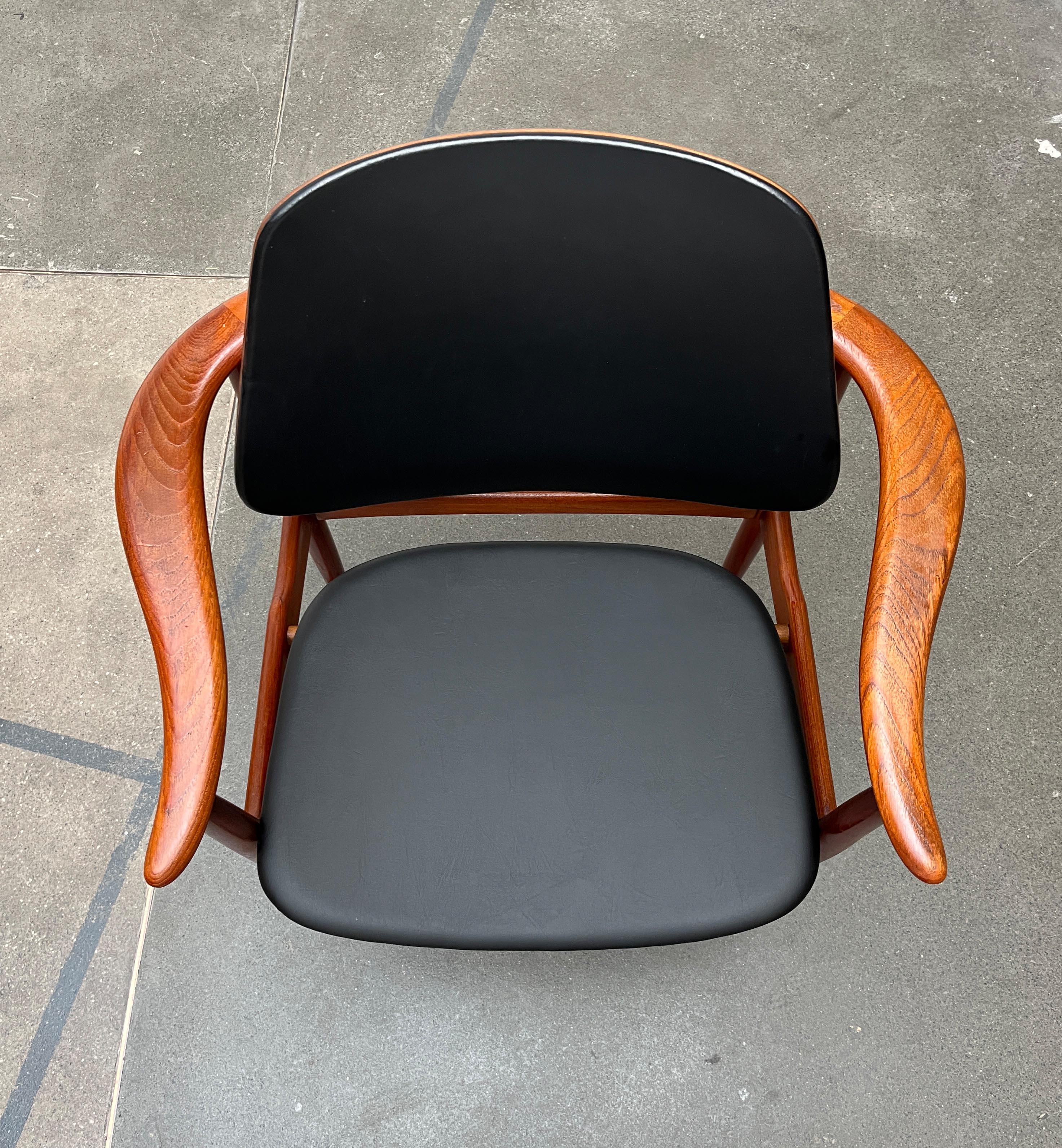 Silla King danesa de teca de mediados de siglo de Arne Hovmand-Olsen para Onsild Møbelfabrik en venta 1
