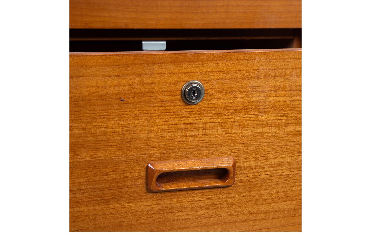 Mid-Century moderno Scrivania direzionale grande in teak danese di metà secolo in vendita