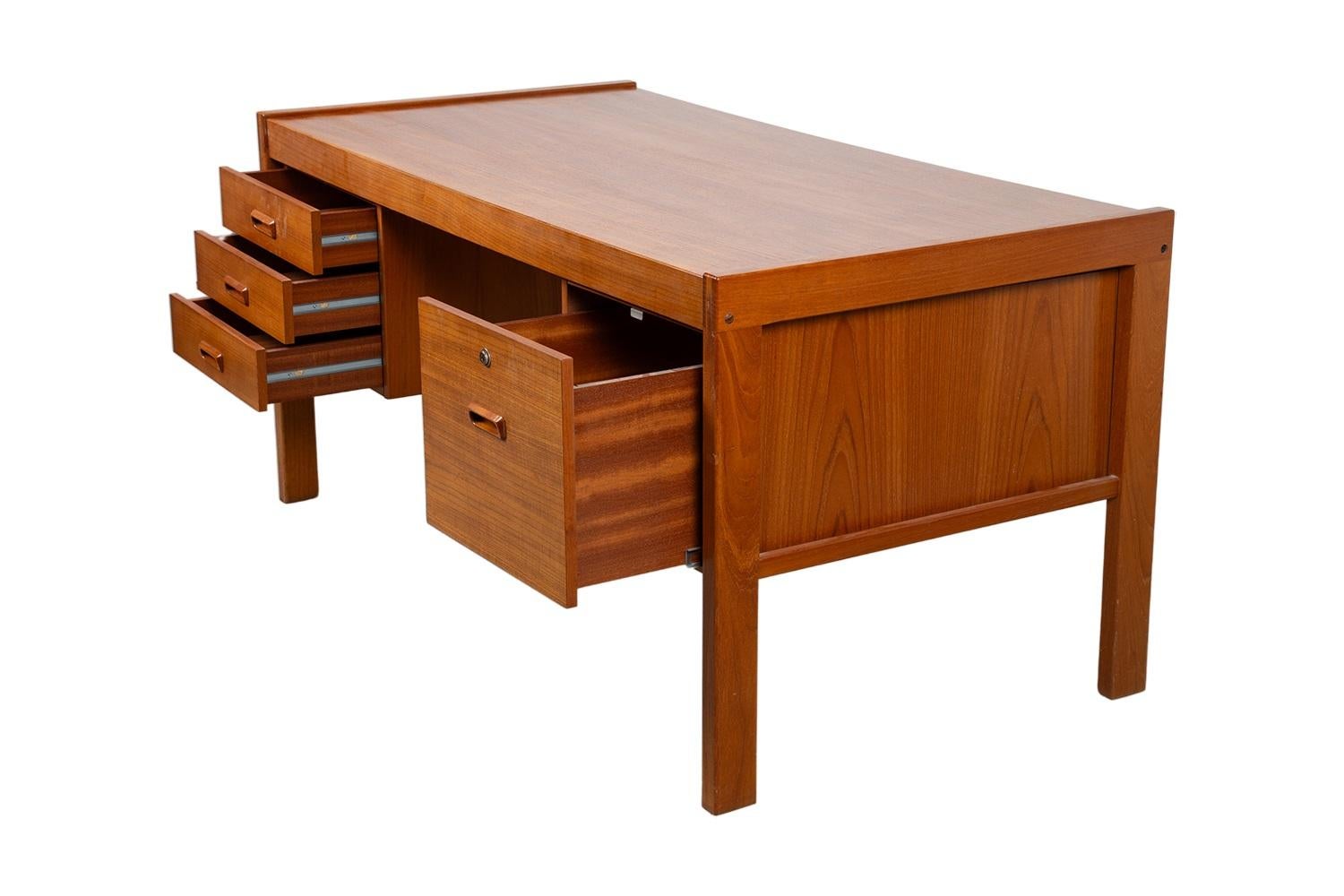 Scrivania direzionale grande in teak danese di metà secolo In condizioni discrete in vendita a Baltimore, MD