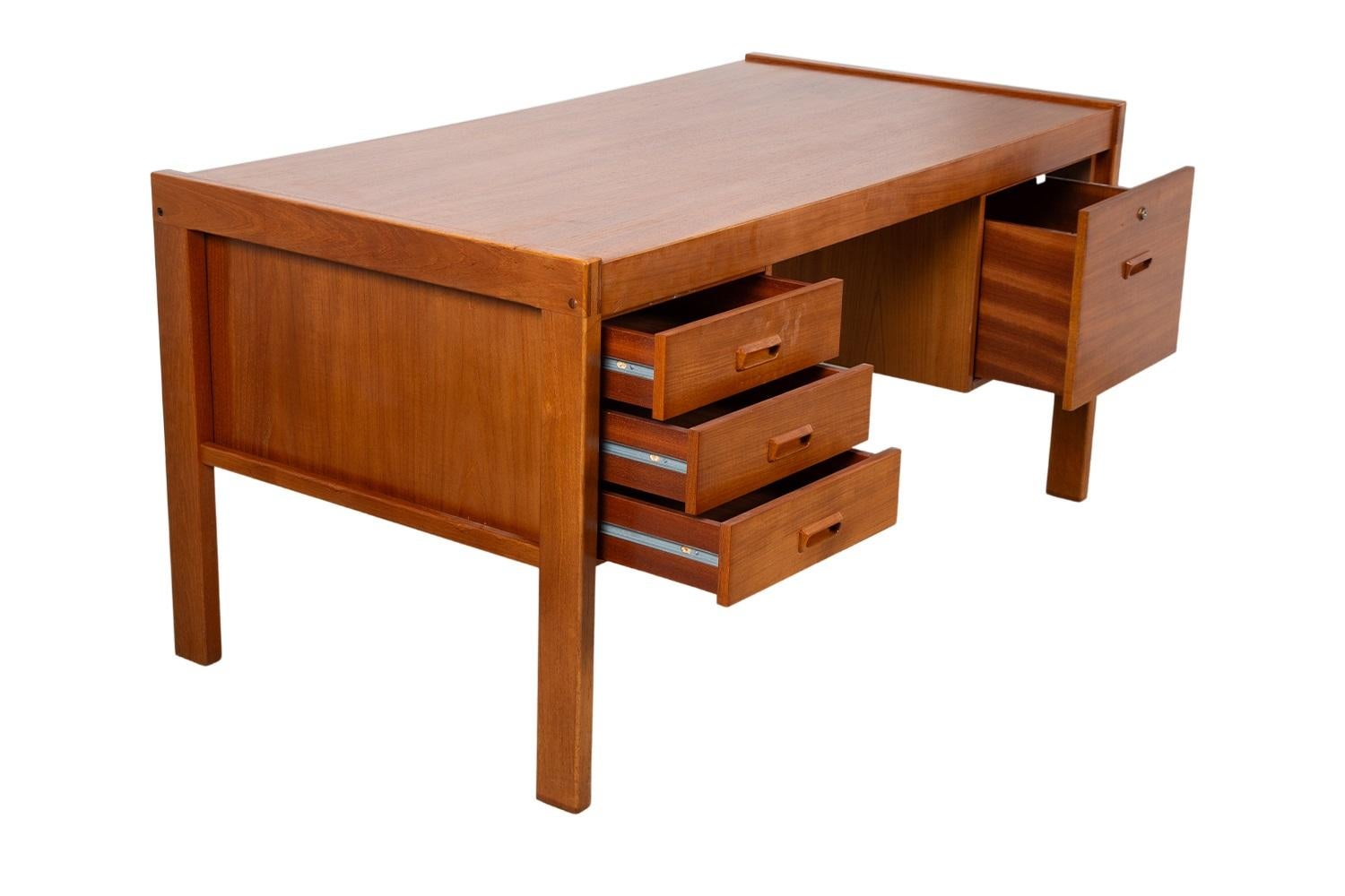 Metà XX secolo Scrivania direzionale grande in teak danese di metà secolo in vendita