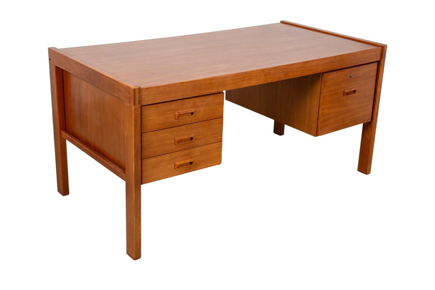 Teak Scrivania direzionale grande in teak danese di metà secolo in vendita