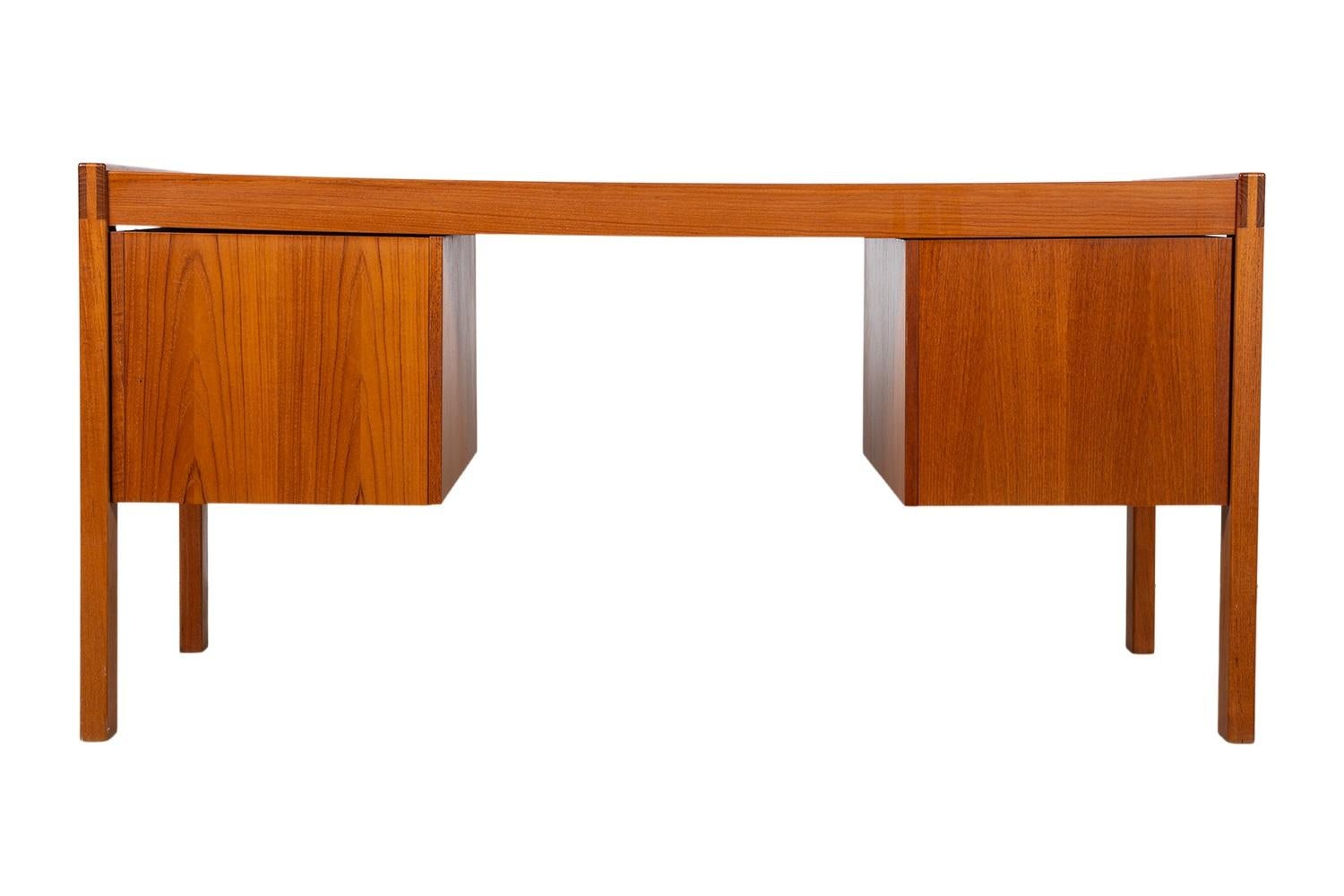 Scrivania direzionale grande in teak danese di metà secolo in vendita 2