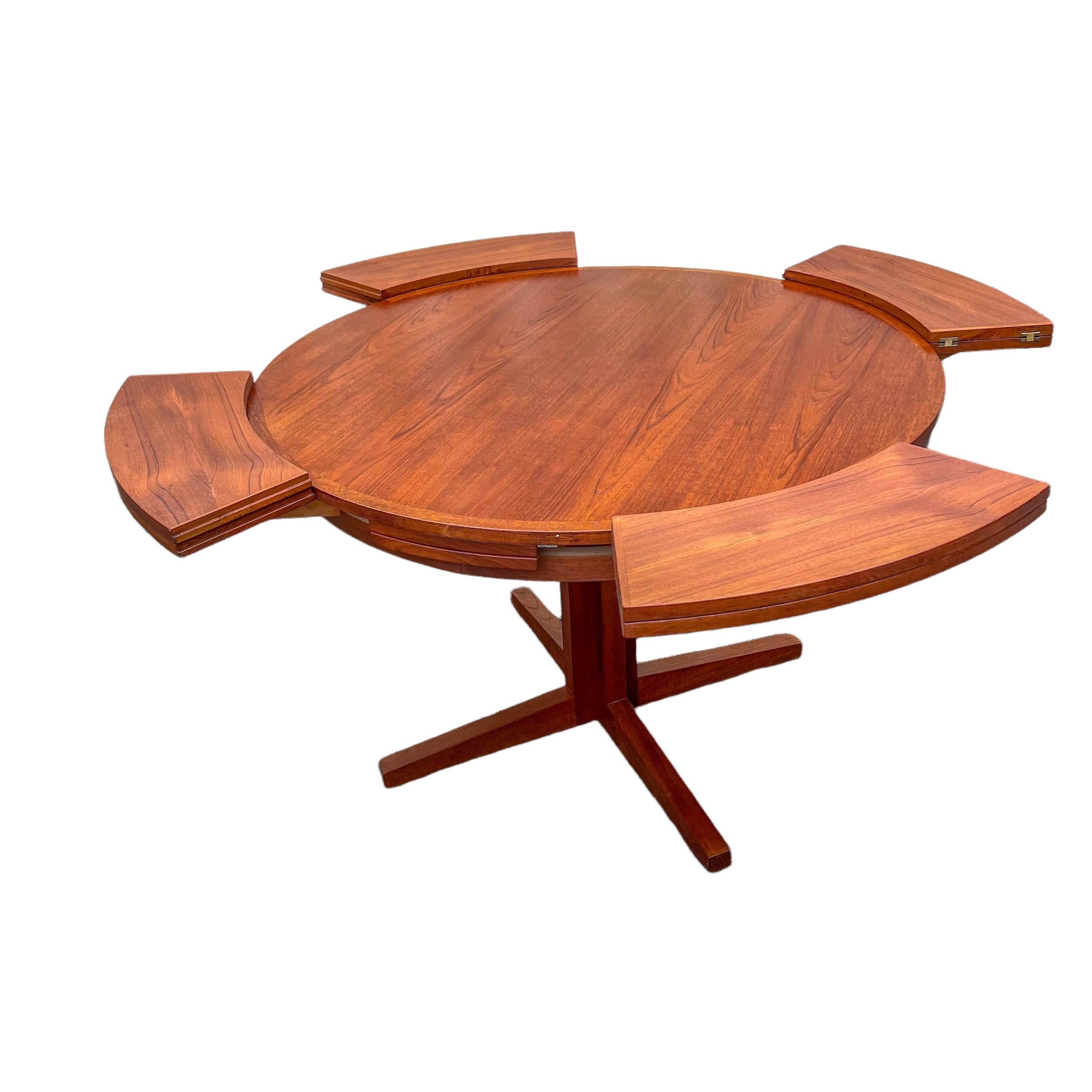 Mid-Century Danish Teak “Lotus” Flip Flap Dining Table by Dyrlund In Good Condition In Asheville, NC