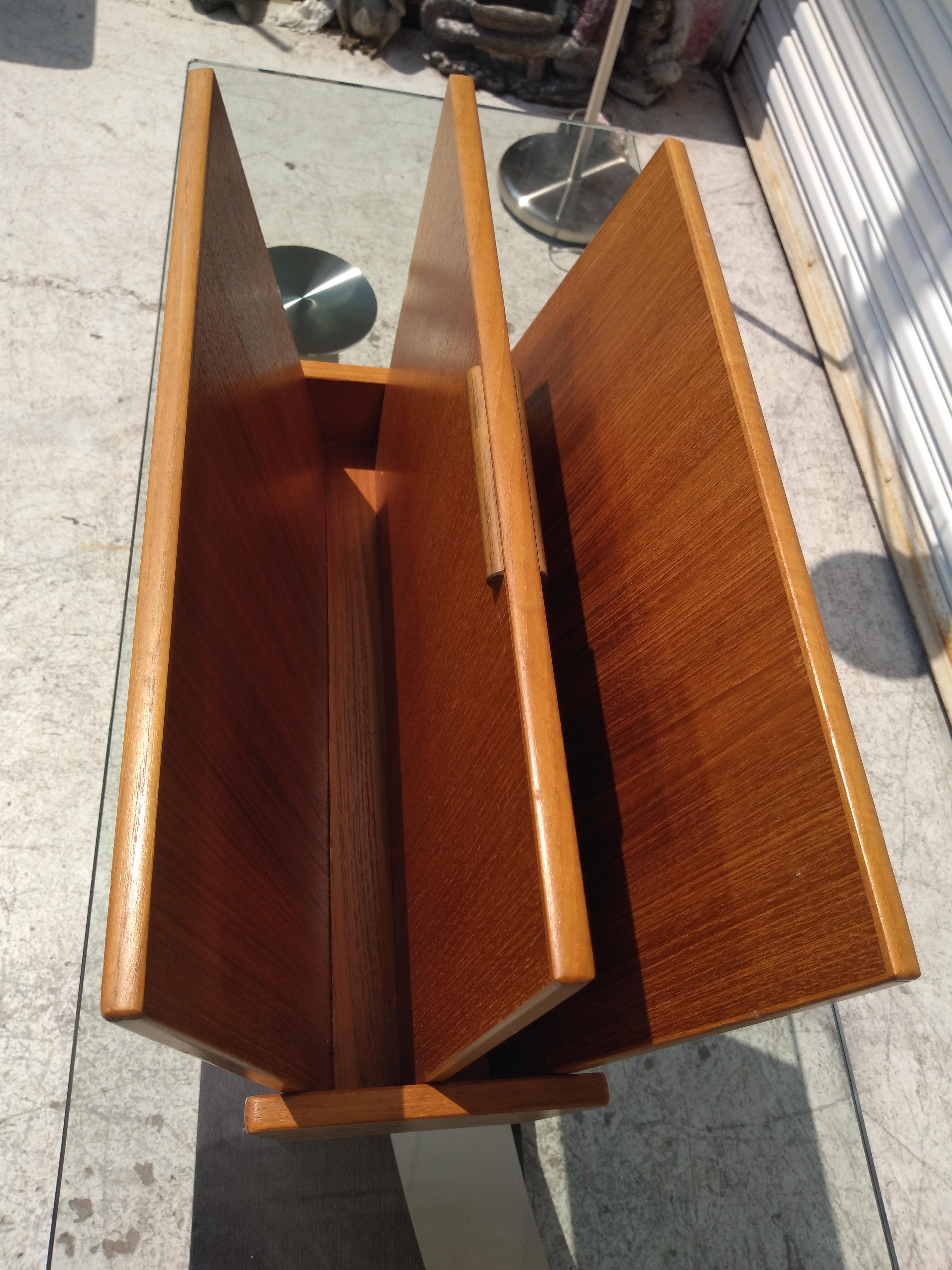Questo portariviste è stato realizzato in Danimarca. È costruito in teak e dispone di 2 vani per riporre gli oggetti.