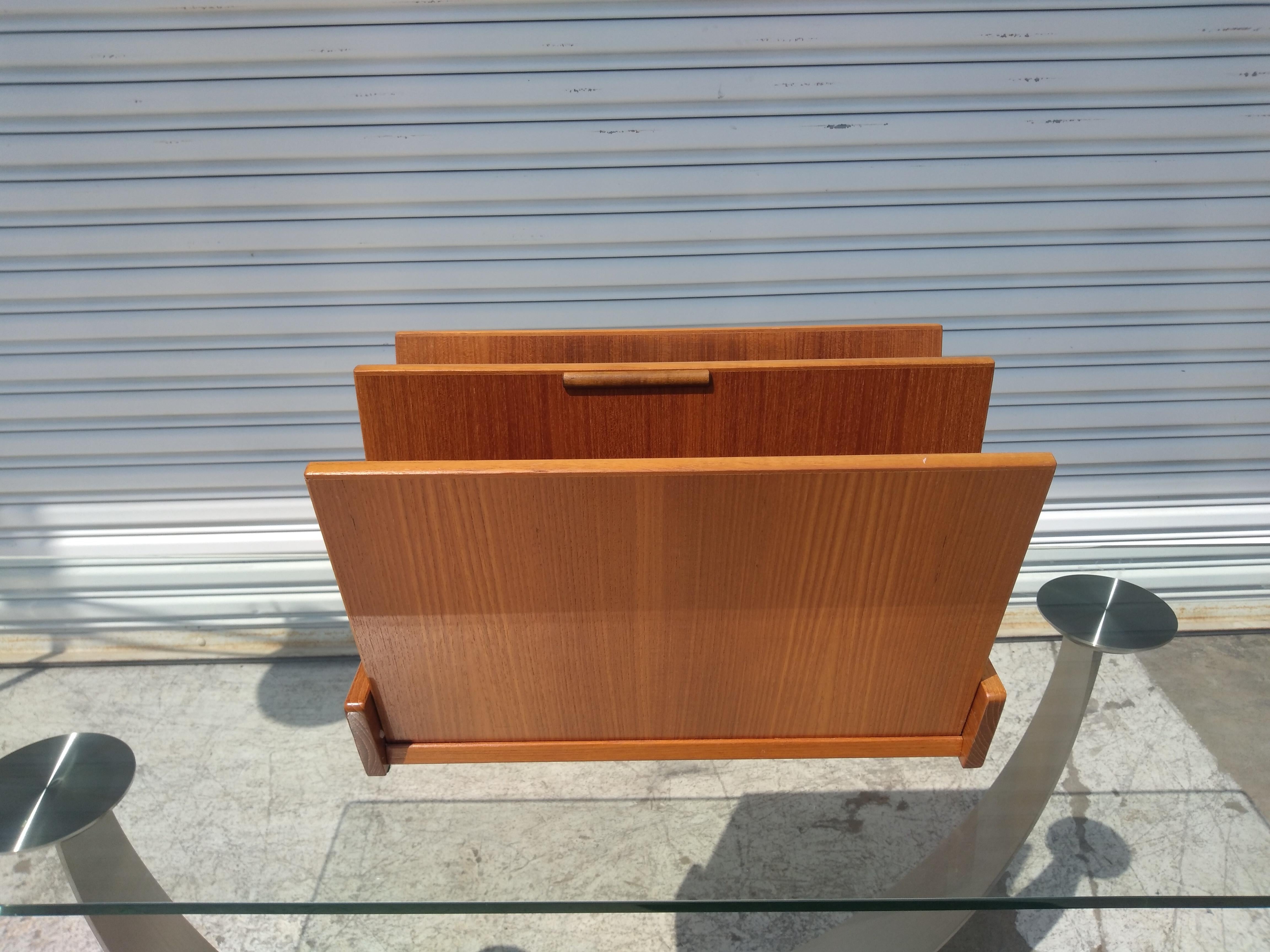 Portariviste danese di metà secolo in teak In condizioni buone in vendita a Pasadena, TX