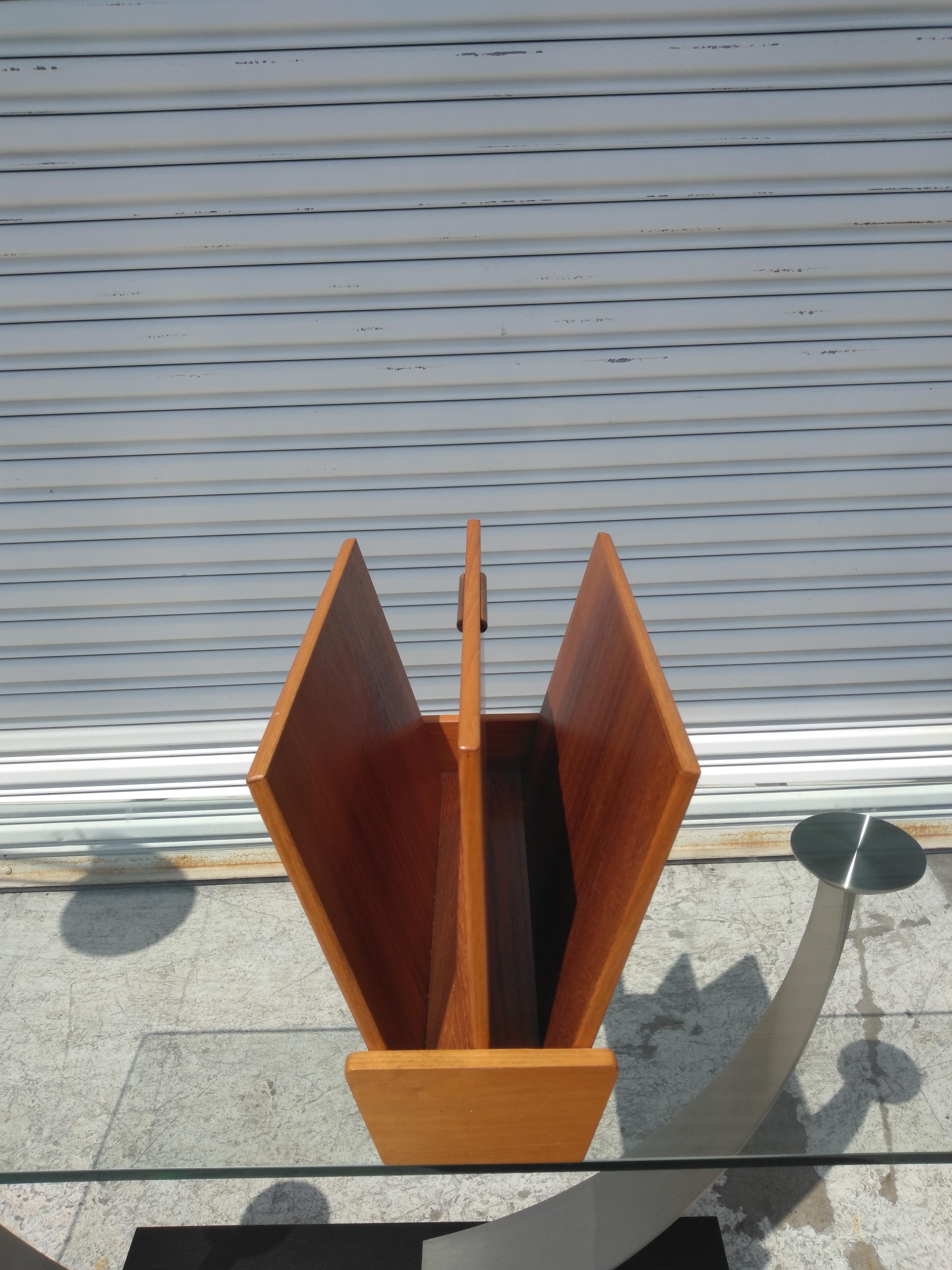XX secolo Portariviste danese di metà secolo in teak in vendita
