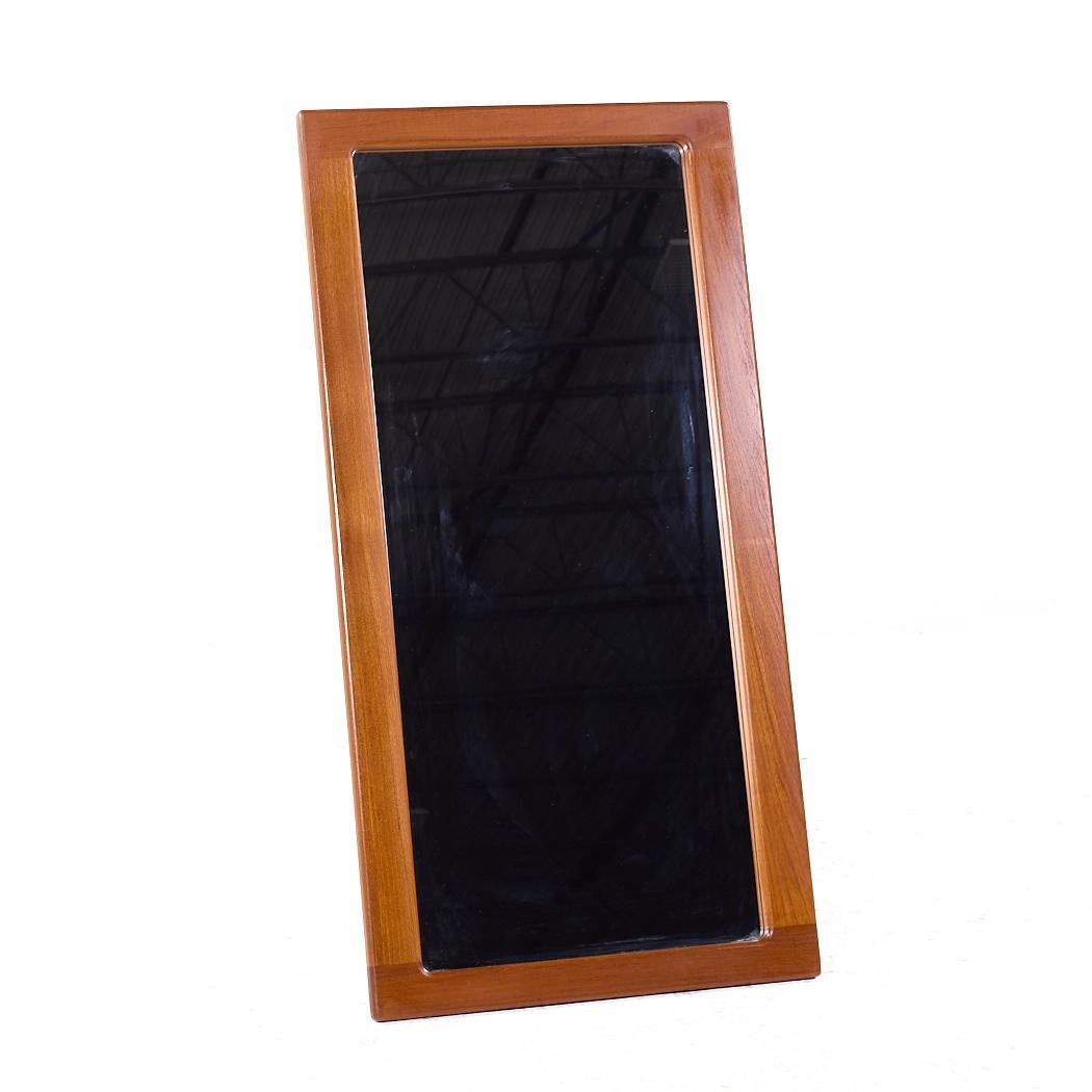 Specchio danese di metà secolo in teak

Questo specchio misura: 23,75 larghezza x 1 profondità x 46,5 pollici di altezza

Scattiamo le nostre foto in uno studio a illuminazione controllata per mostrare il maggior numero di dettagli possibile. Non