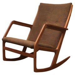 Fauteuil à bascule danois du milieu du siècle en teck modèle 100 par Søren Georg Jensen, années 1960