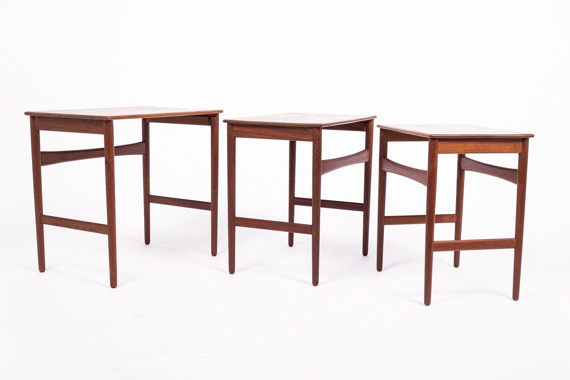 Tables gigognes danoises du milieu du siècle dernier par Hans J. Wegner, années 1960 en vente 1