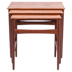 Tables gigognes danoises du milieu du siècle dernier par Hans J. Wegner, années 1960
