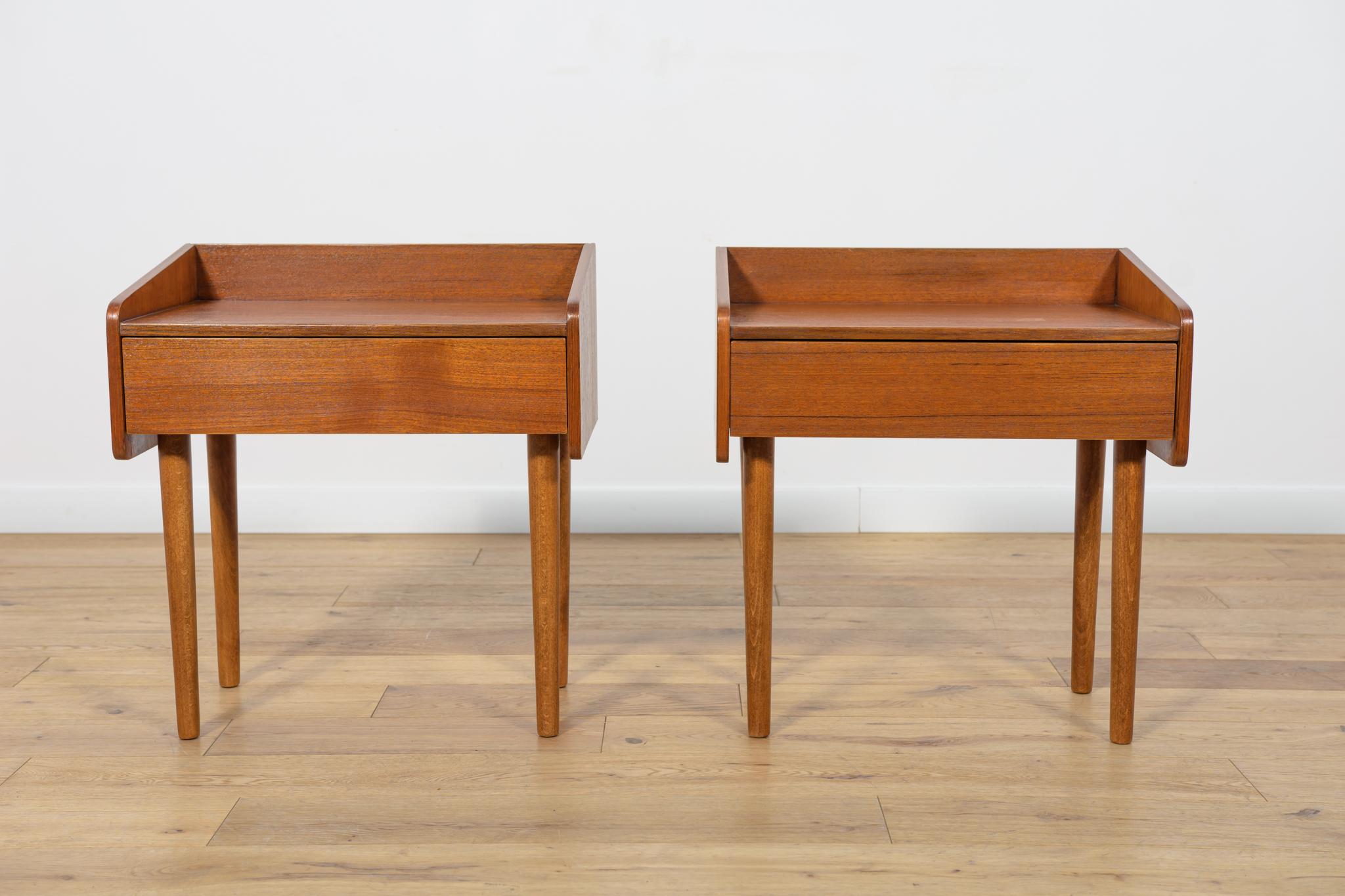 
Paire de tables de chevet fabriquées dans les années 1960 au Danemark. Pieds en bois de teck. L'ensemble a fait l'objet d'une rénovation complète : le bois a été nettoyé de l'ancienne surface, peint avec une teinture pour chêne et recouvert d'une